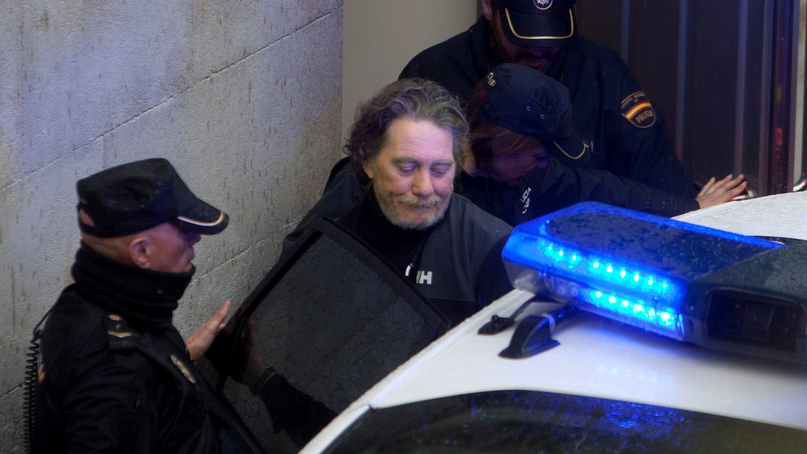 Sito Miñancos siendo llevado a declarar por agentes de la Policía Nacional.