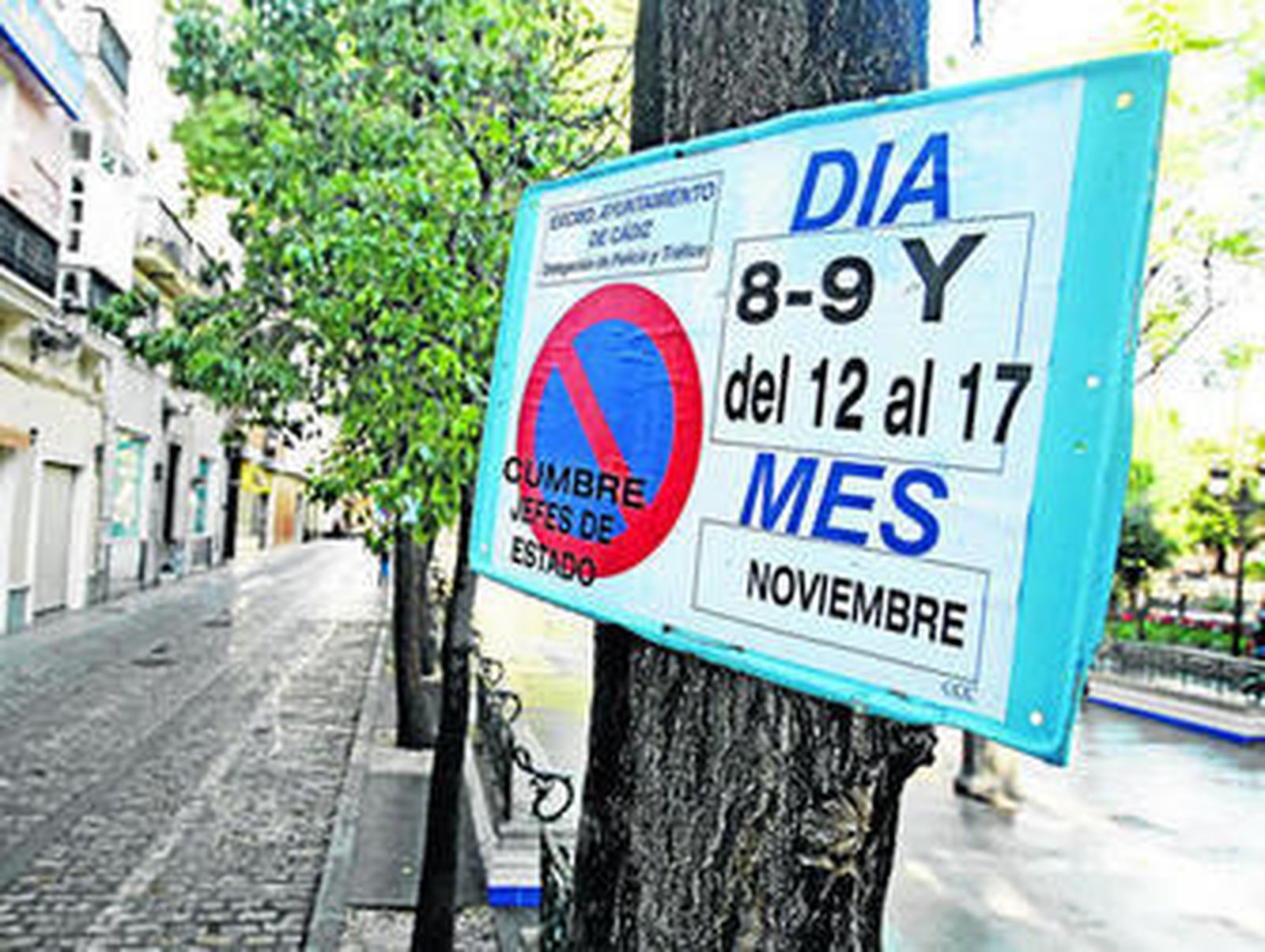 Carteles que ya indican la prohibición de aparcar durante determinados días.