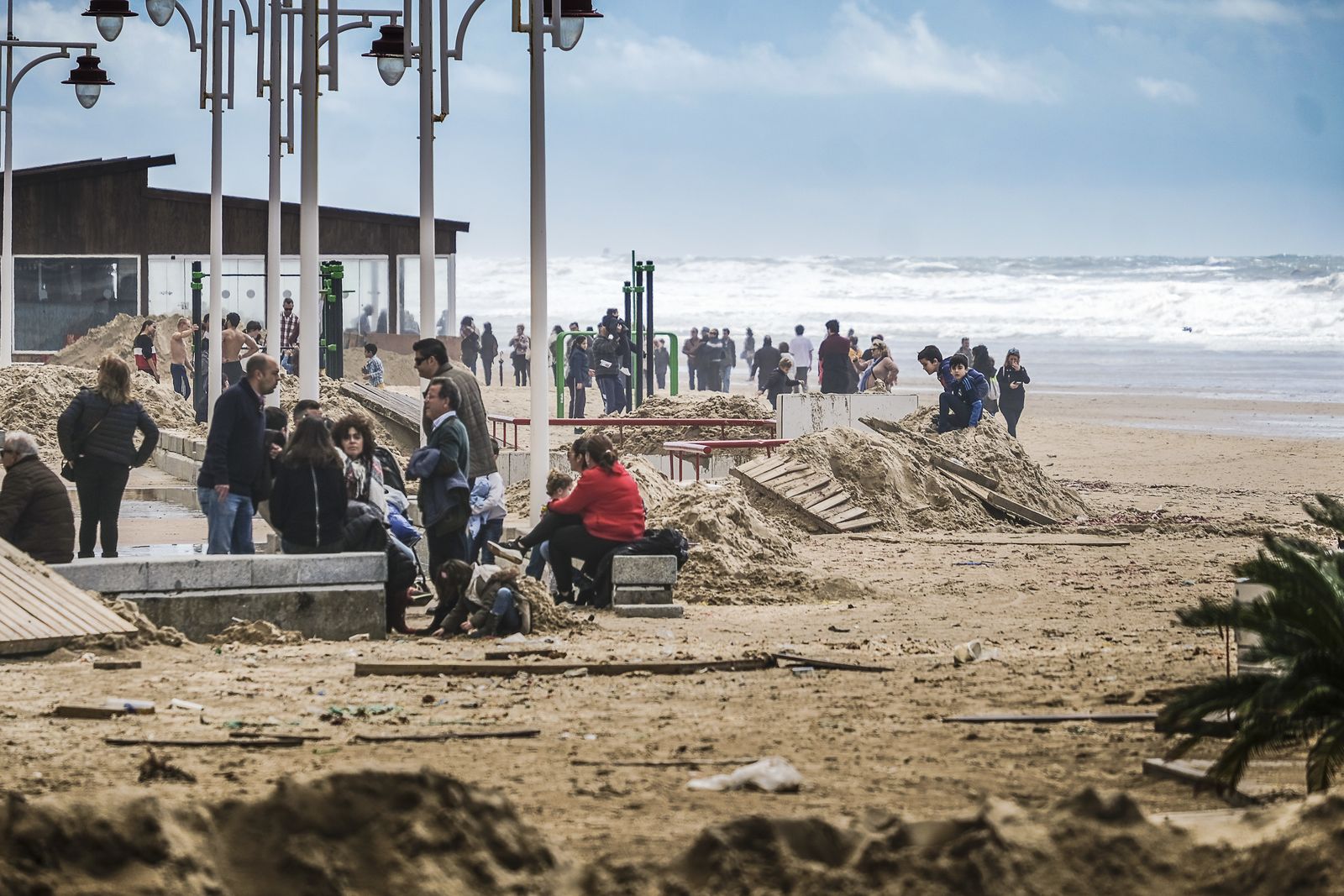 Los gaditanos aprovechan la pequeña tregua de la tormenta tropical 'Emma'