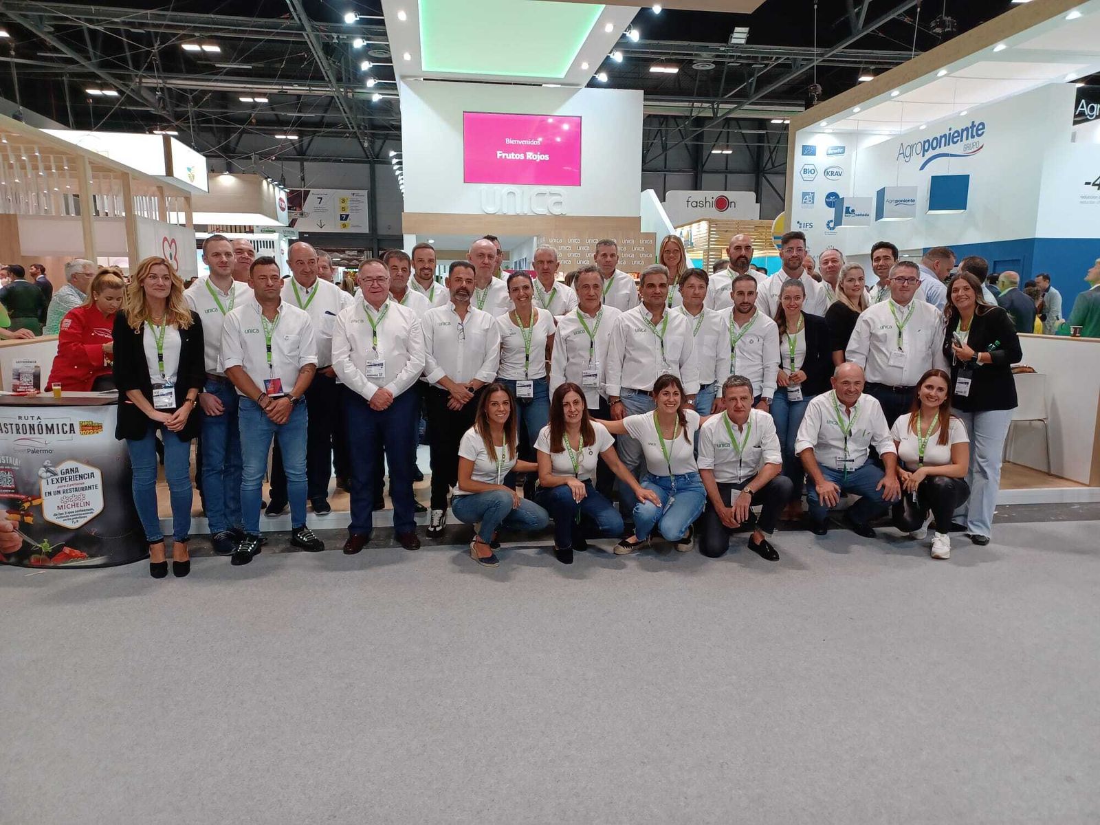 Foto de familia de todo el equipo de Unica Group desplazado a Fruit Attraction.