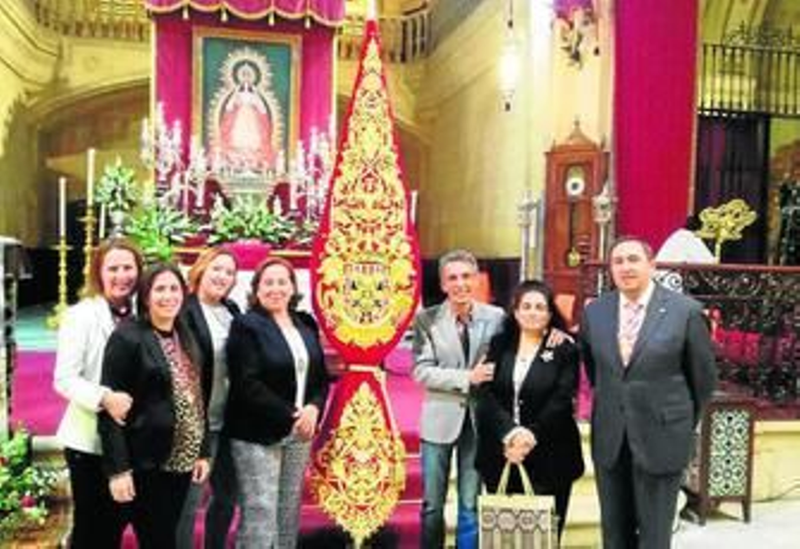 Luisa Márquez, mayordoma, junto a sus hijas, bordadores y hermano mayor.