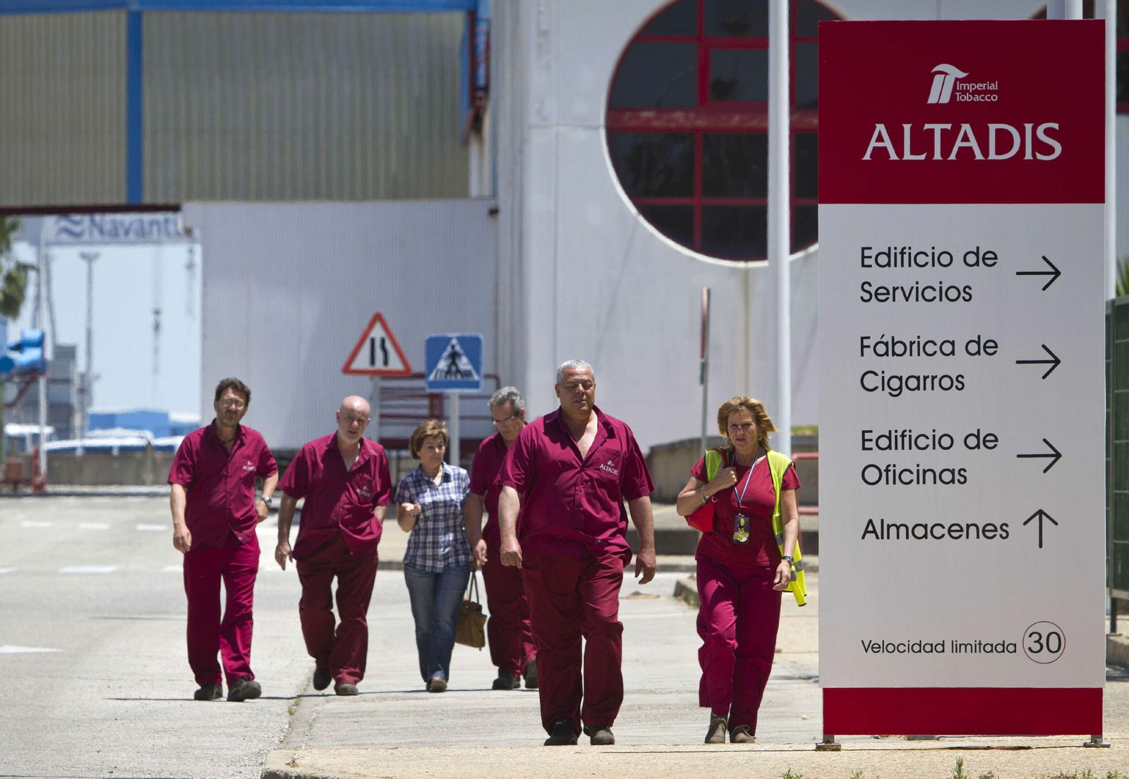 Salida de trabajadores antes del cierre de la Tabacalera en Cádiz.