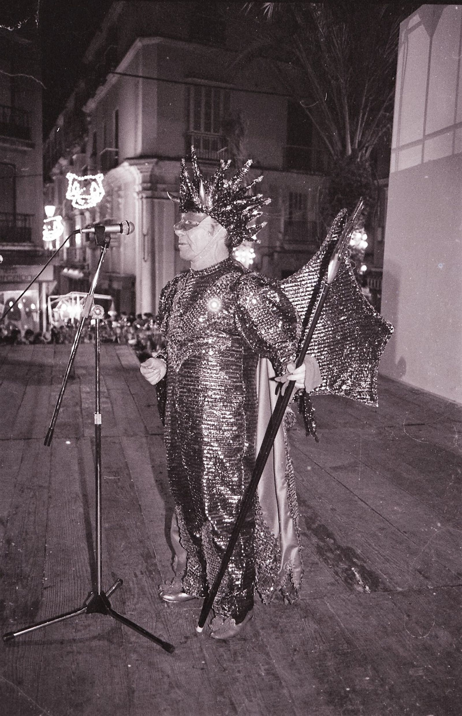 El Quini en su pregón como Dios Momo en la plaza de la Catedral.