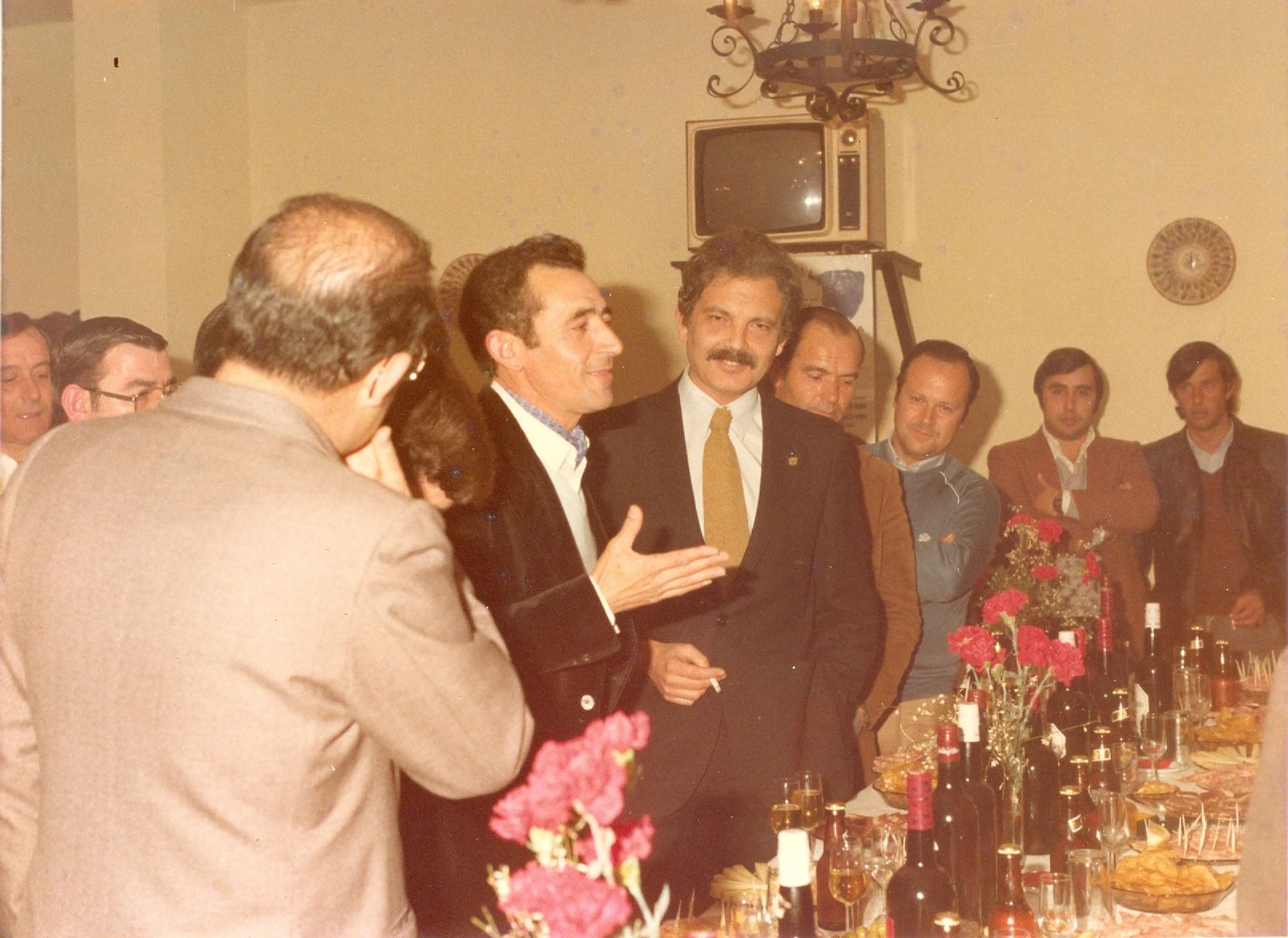El entonces alcalde Carlos Díaz en la inauguración de la peña, en 1979.