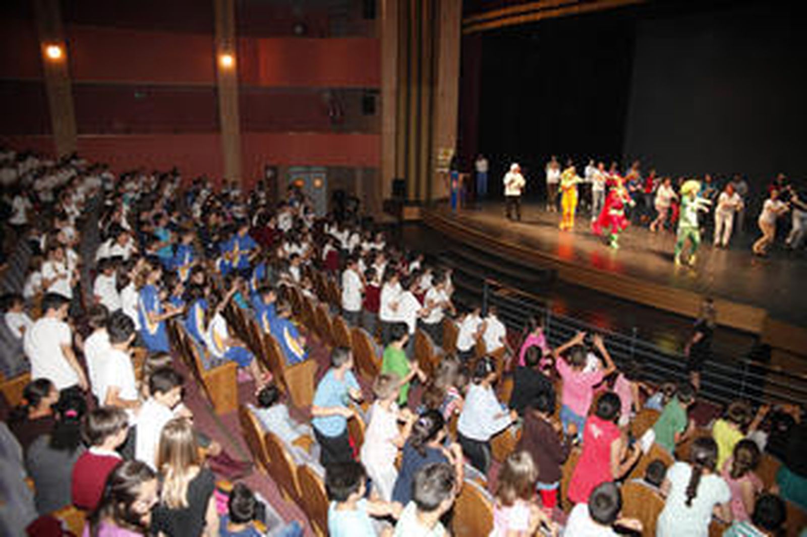 Jóvenes aprenden los beneficios de consumir frutas y verduras diariamente