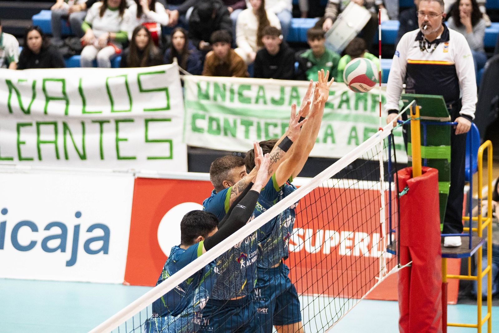 Las imágenes del partido entre Unicaja Costa de Almería y Pamesa Teruel de Superliga de voleibol