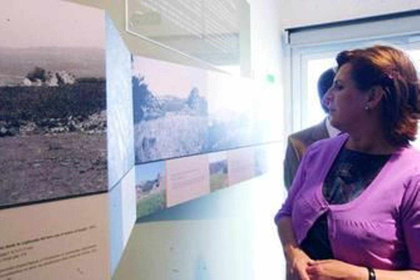 La consejera de Cultura, Rosa Torres, visita la exposición inaugurada ayer en Baelo Claudia.