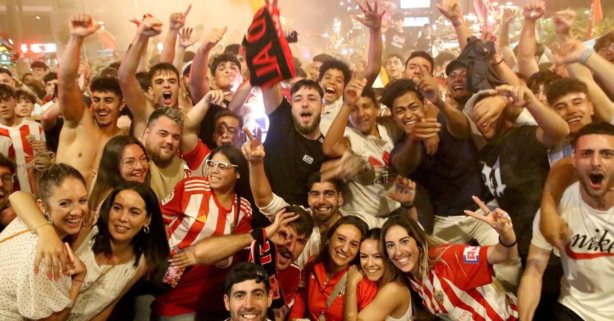Las imágenes de la ciudad celebrando el ascenso del Almería