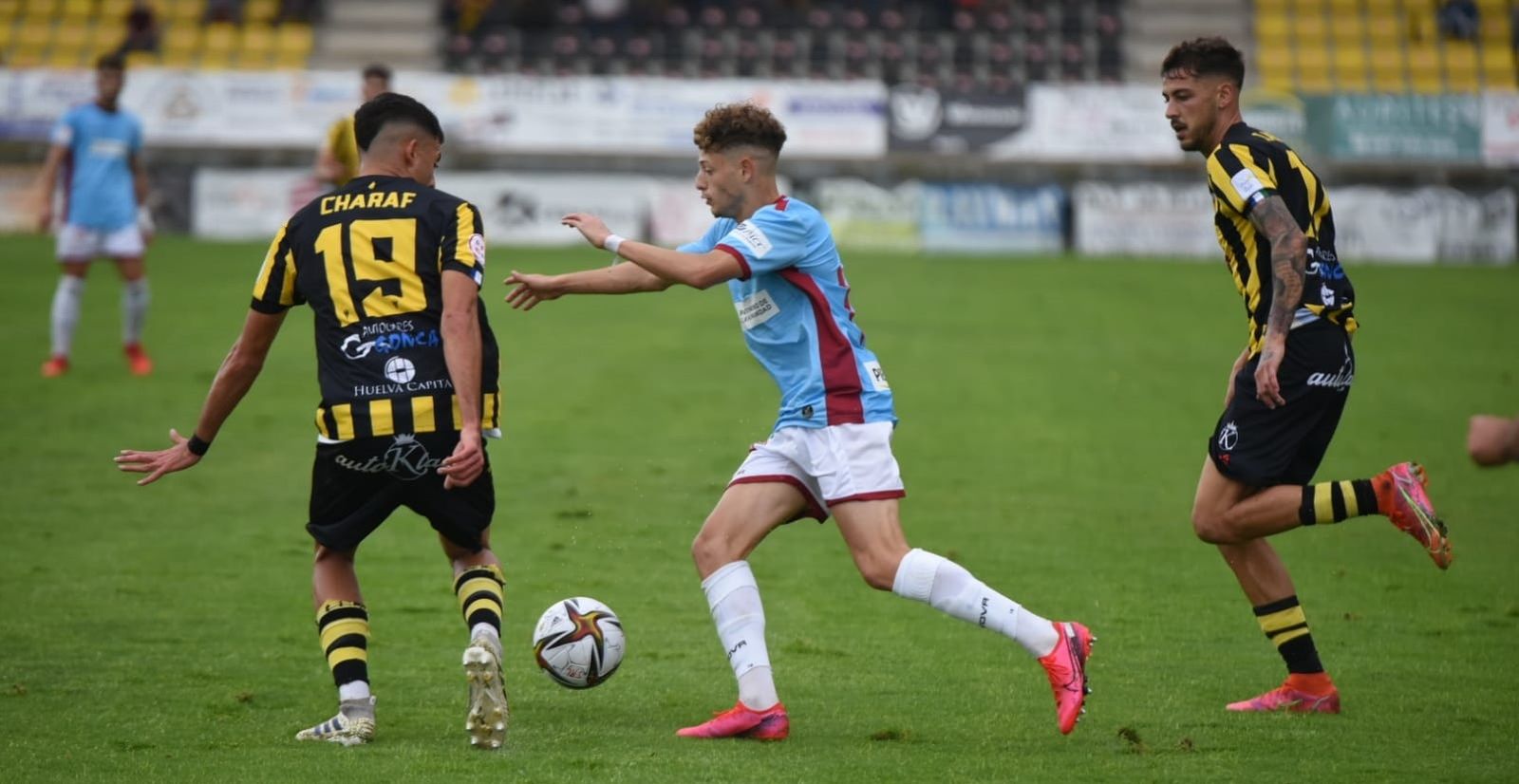 Simo es presionado por Charaf.