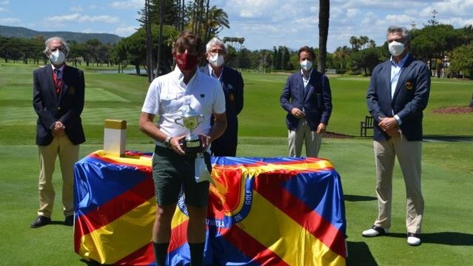 Jacobo Cestino, con su trofeo en el RCG de Sotogrande.