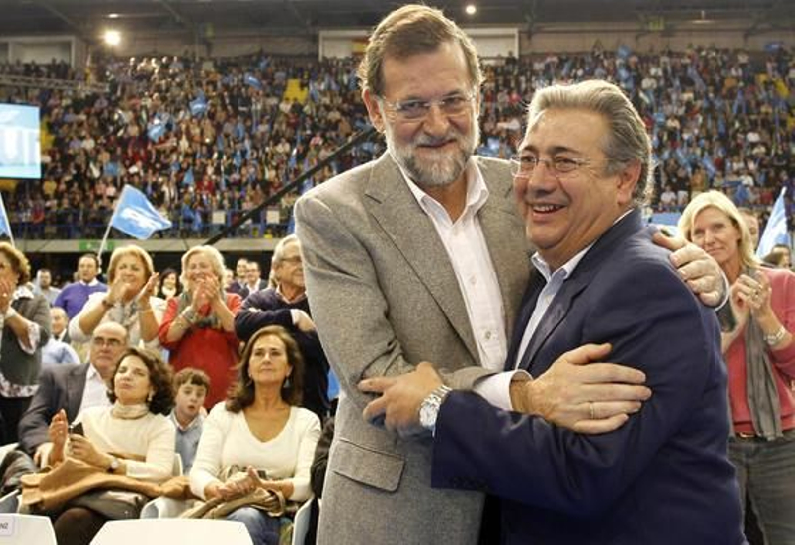 Mariano Rajoy ofrece un mitin en el palacio de deportes de Sevilla, con la presencia de Javier Arenas, Juan ignacio Zoido y Cristobal Montoro, entre otros miembros del Partido Popular.

Foto: El mitin del Partido Popular en Sevilla, en im?nes