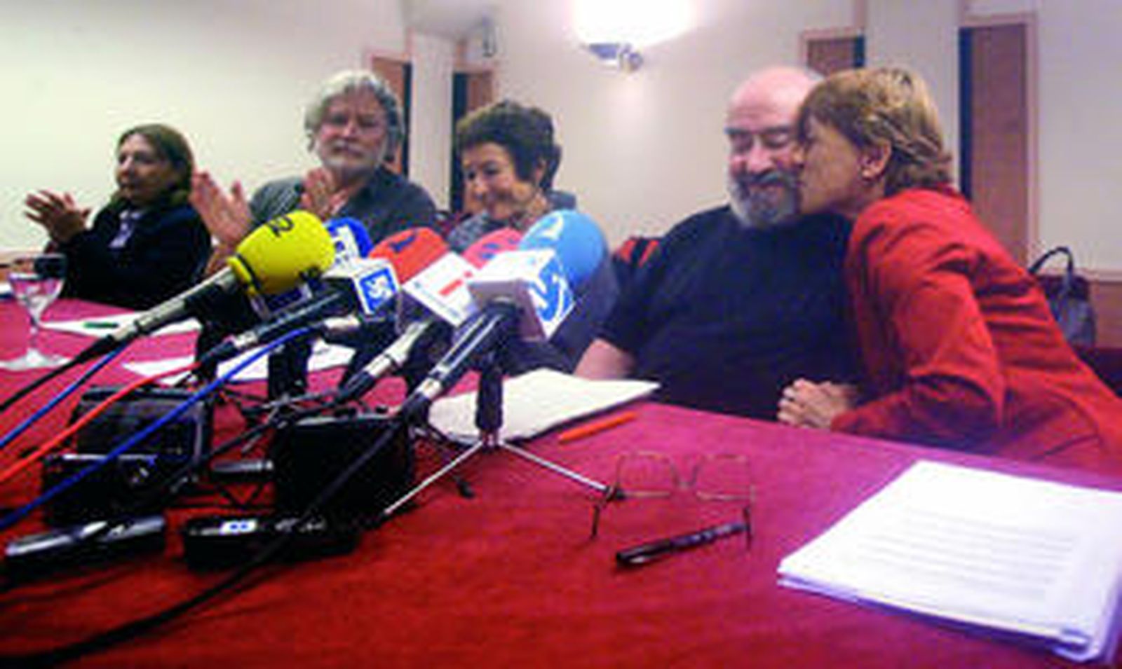 La candidata de II Doris Benegas besa al número uno de la candidatura, el escritor Alfonso Sastre.