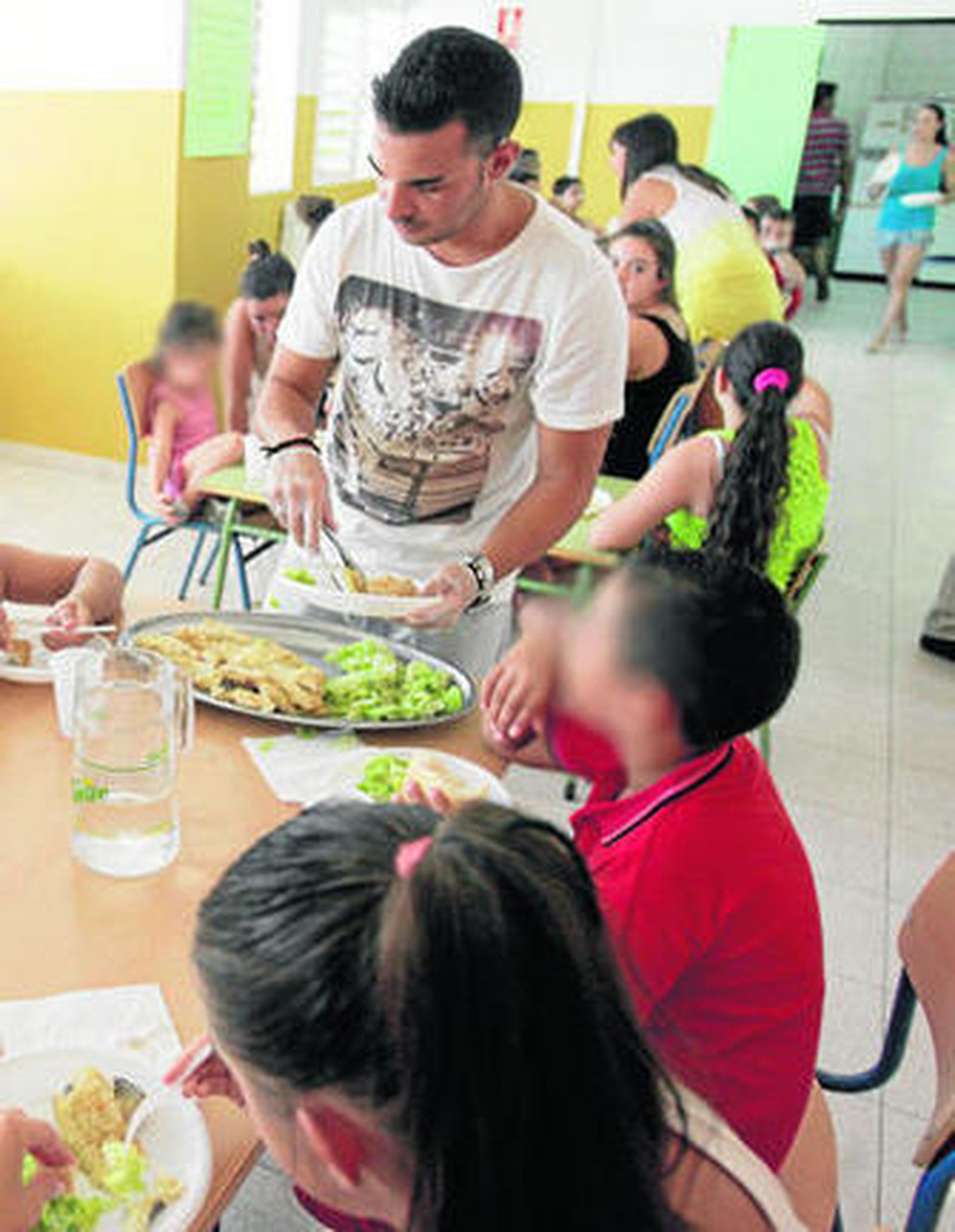 La empresa de catering que ofrece el servicio no puede afrontar la situación por más tiempo.