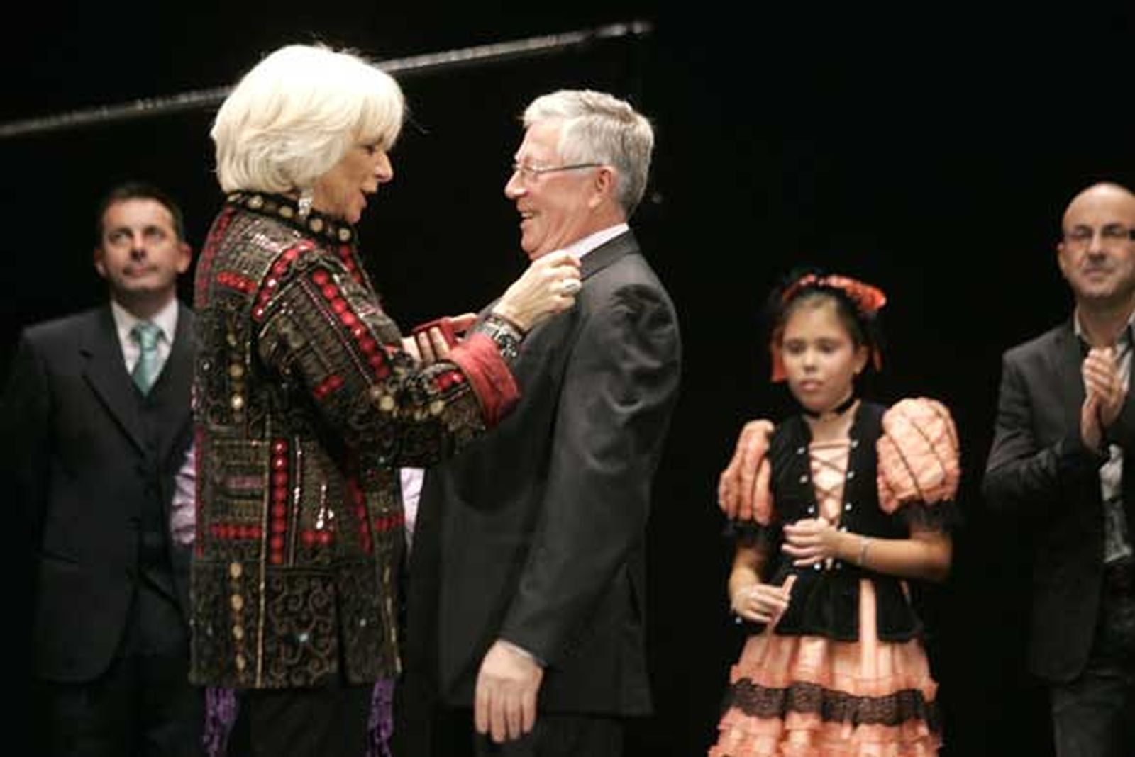 Imágenes de la entrega del antifaz de oro a Ramón Andrades 'El Chispa', Rafael Valero, José Manuel Cornejo y Mariano Valera

Foto: Jesus Marin/Lourdes de Vicente
