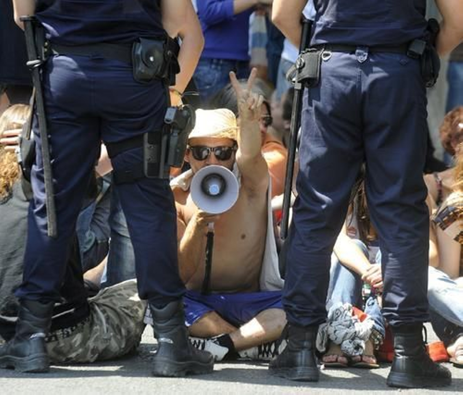 La carga policial contra los 'indignados' de Valencia, en imágenes

Foto: EFE