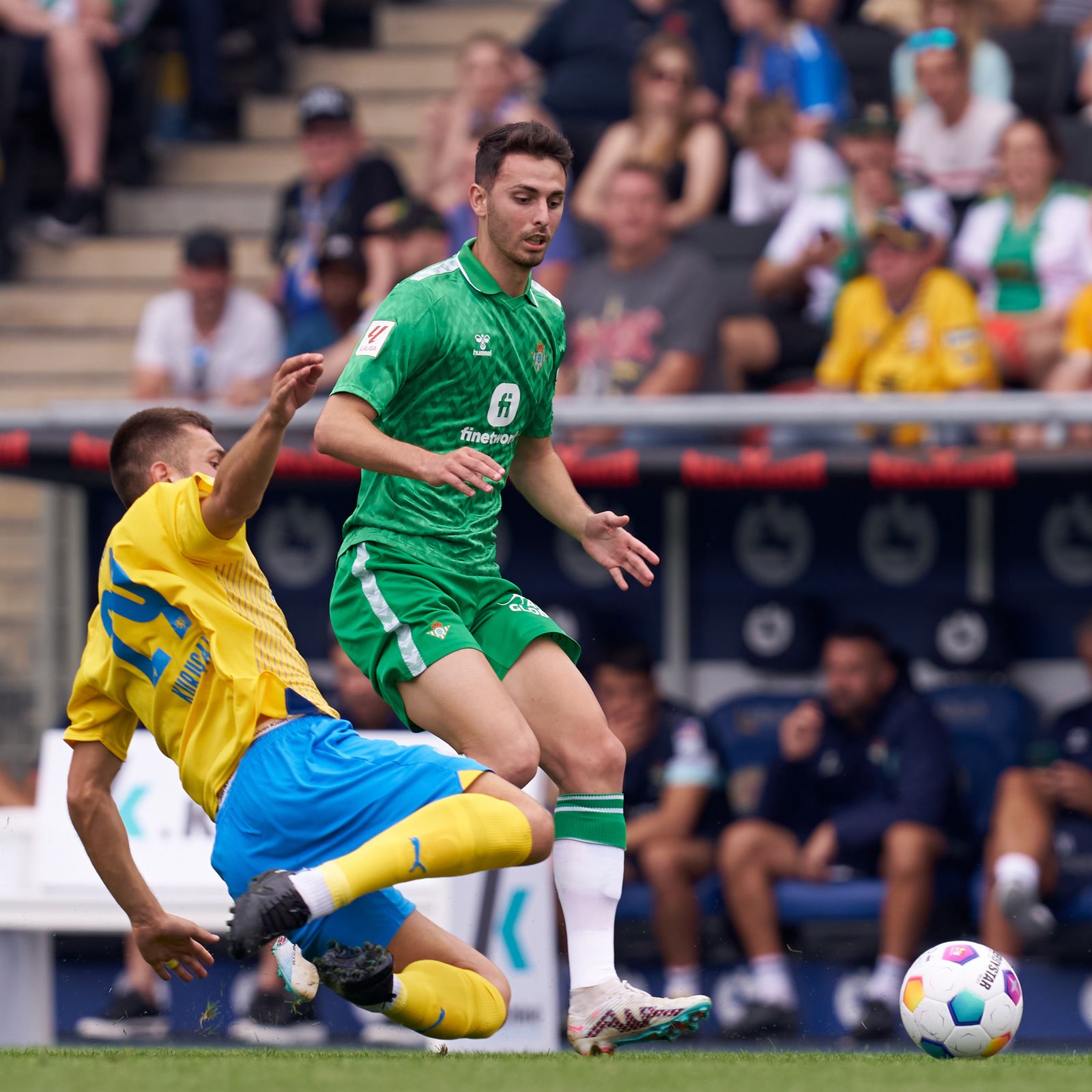 Raúl García de Haro pugna por el balón con un rival.