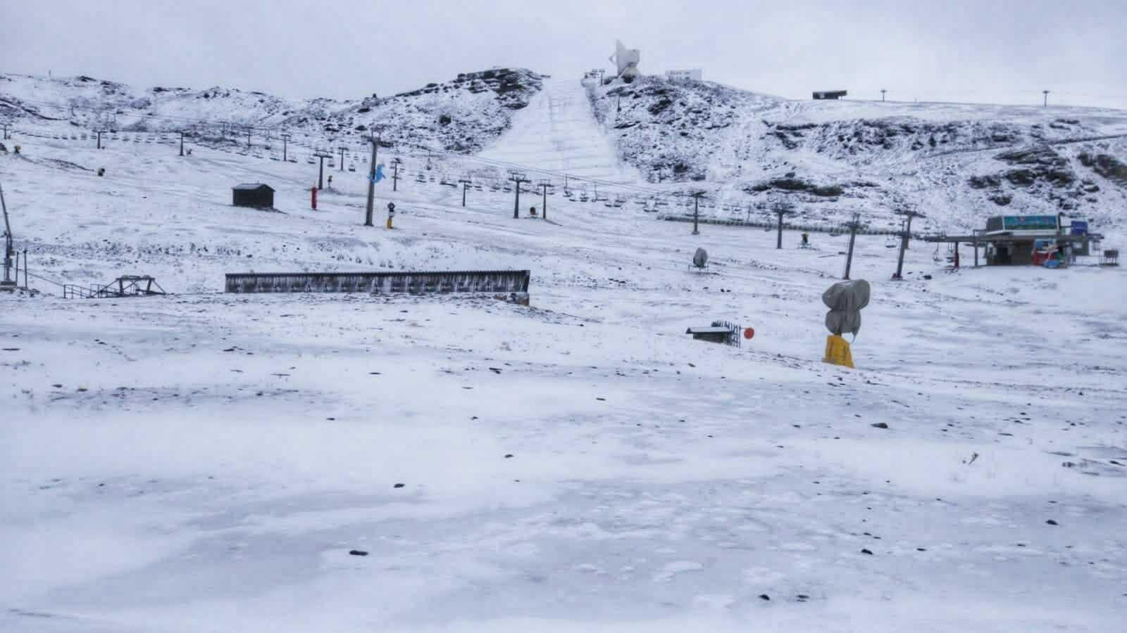 Las primeras nieves en Sierra Nevada a un mes del inicio de la temporada