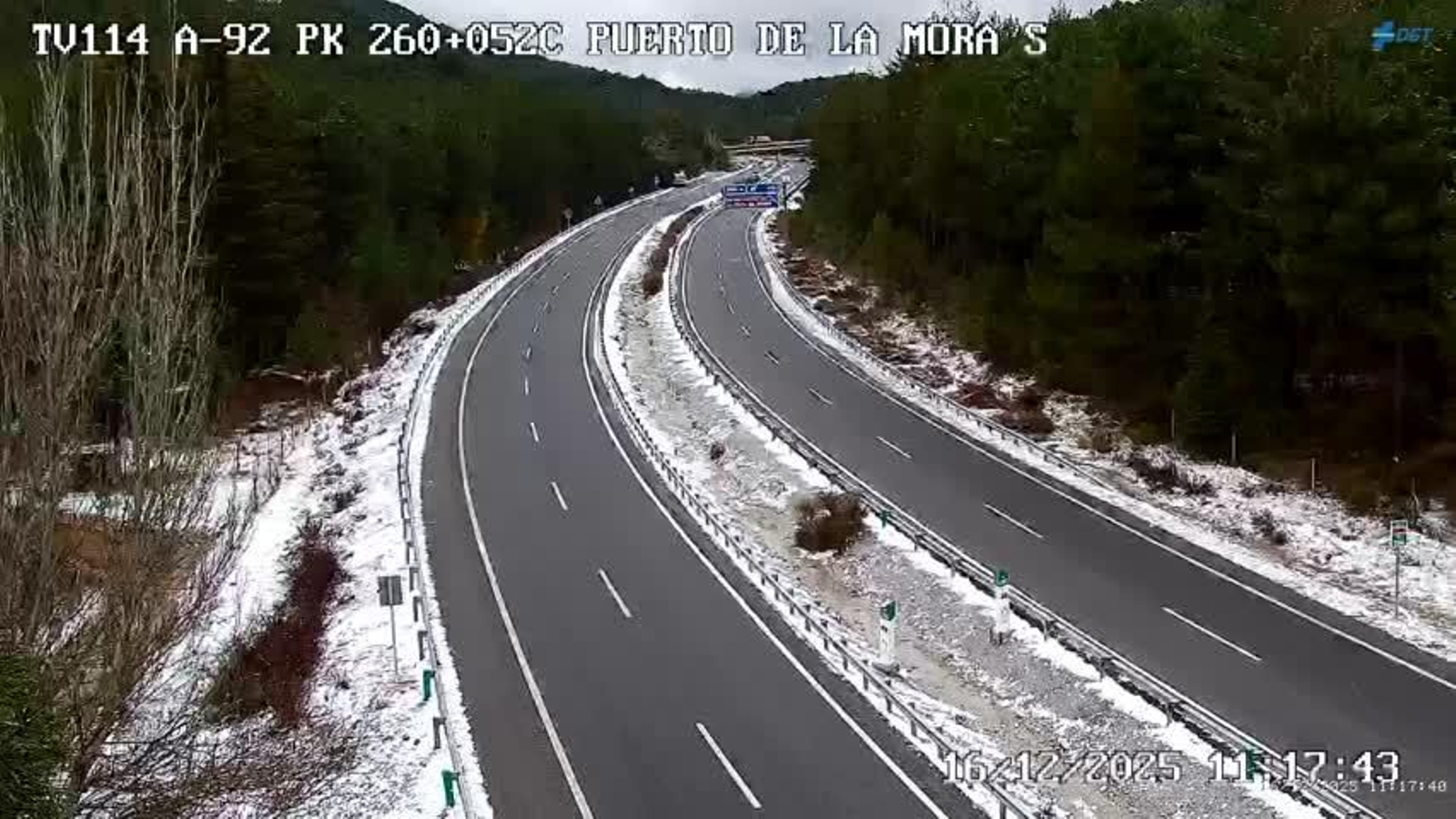 La carretera A-92, en Puerto de la Mora, con nieve.