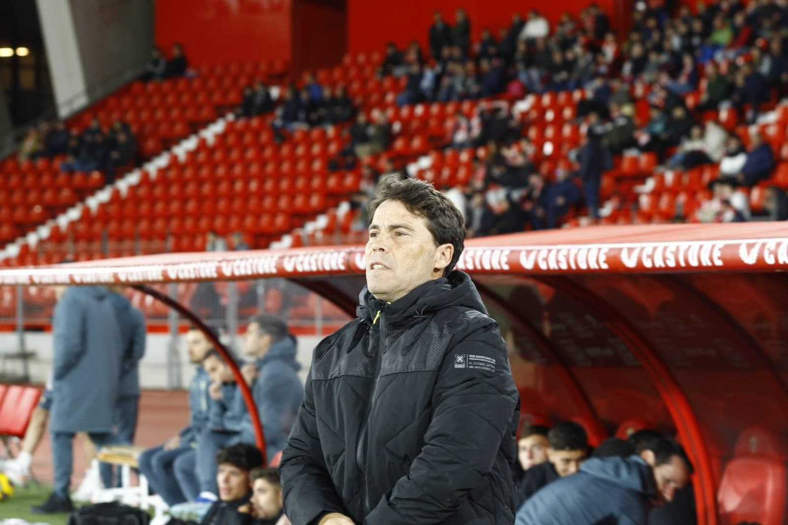 Rubi de pie junto a su banquillo antes del comienzo del encuentro frente al Mirandés.