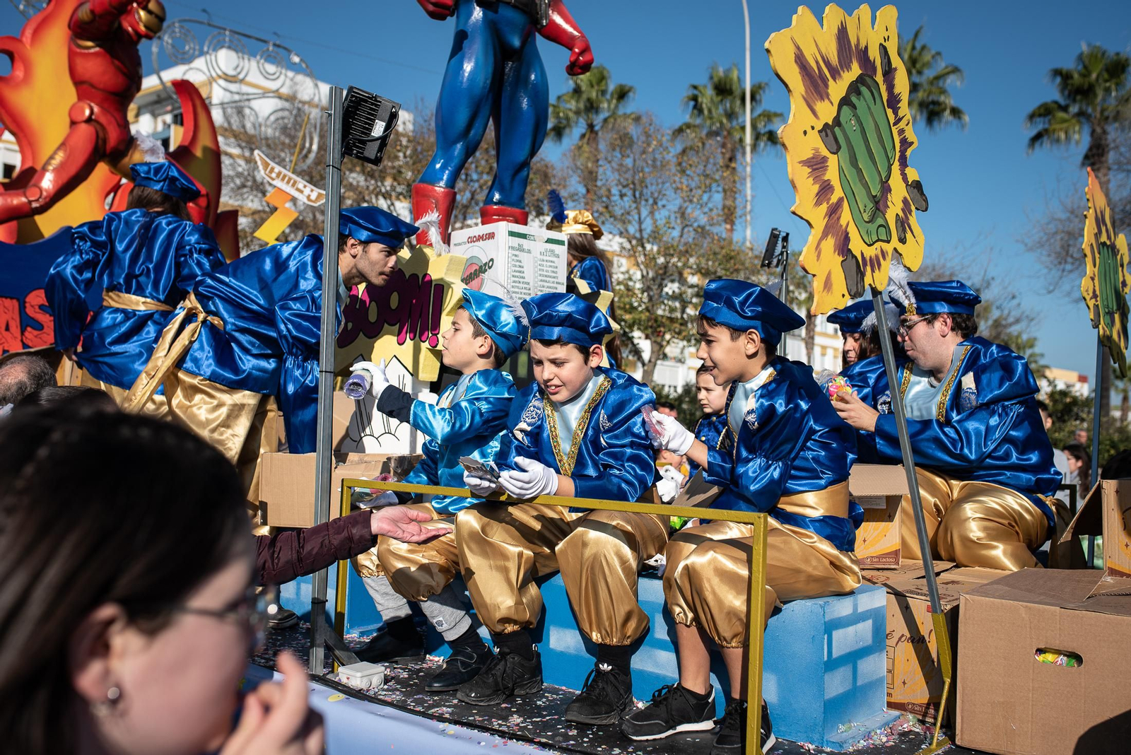 Los Reyes Magos traen la ilusión a los barrios de Huelva, en imágenes