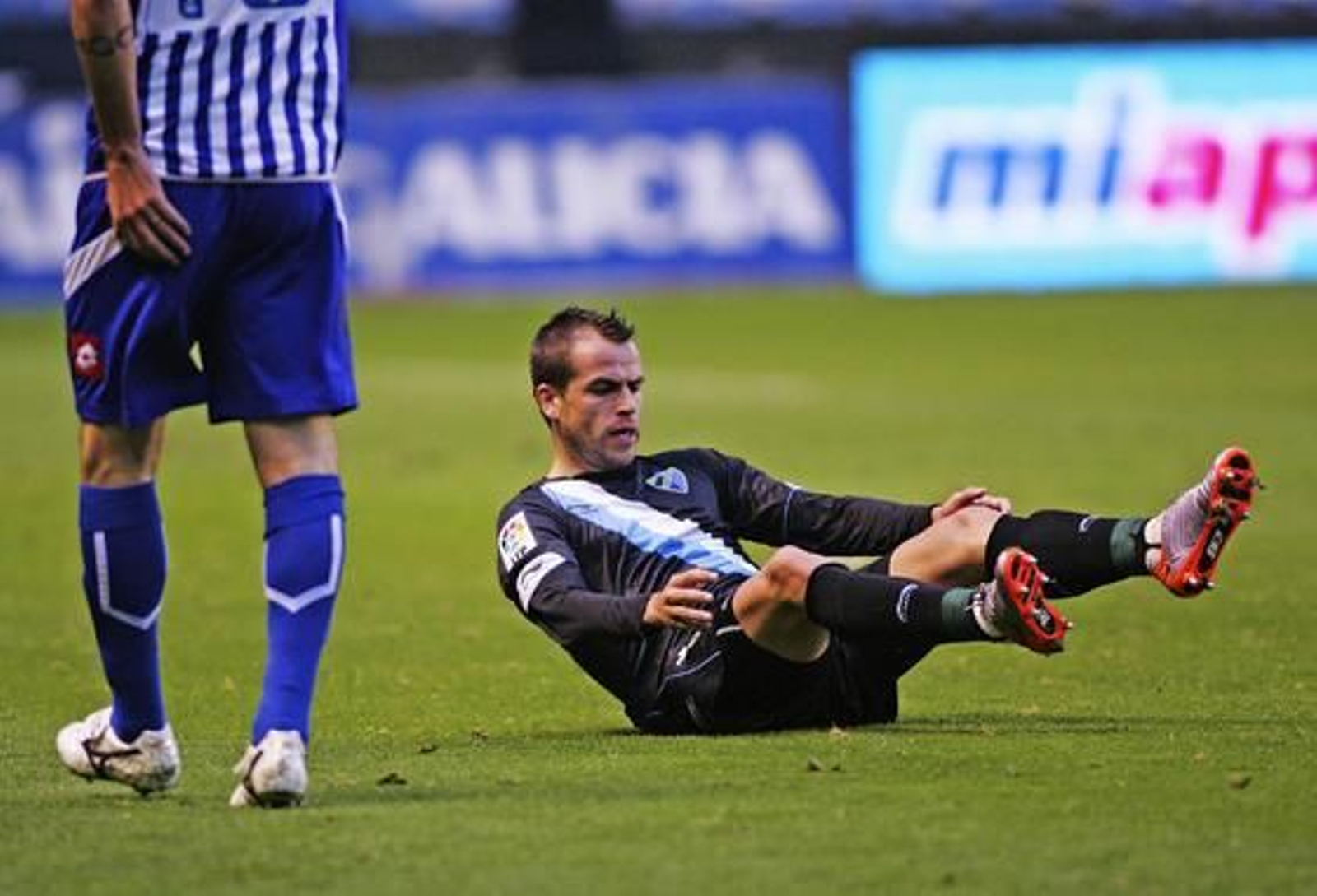 El Málaga se lleva un castigo severo de Riazor (3-0). El equipo blanquiazul se fue al descanso con dos goles en contra y no pudo reconducir el partido en el segundo tiempo.