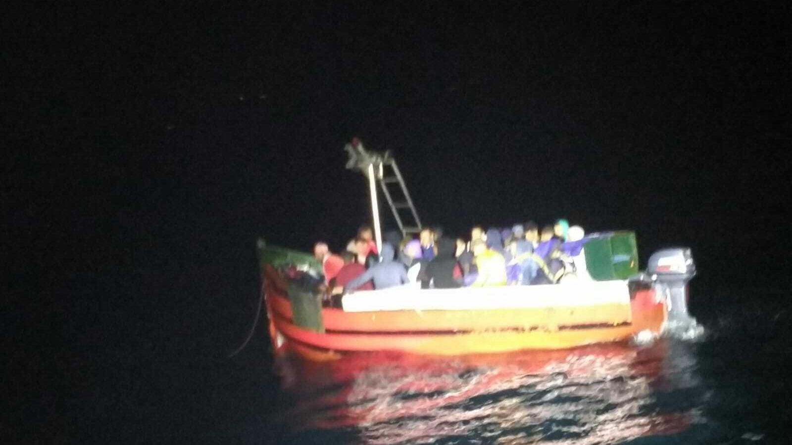 Una de las pateras localizadas esta madrugada.