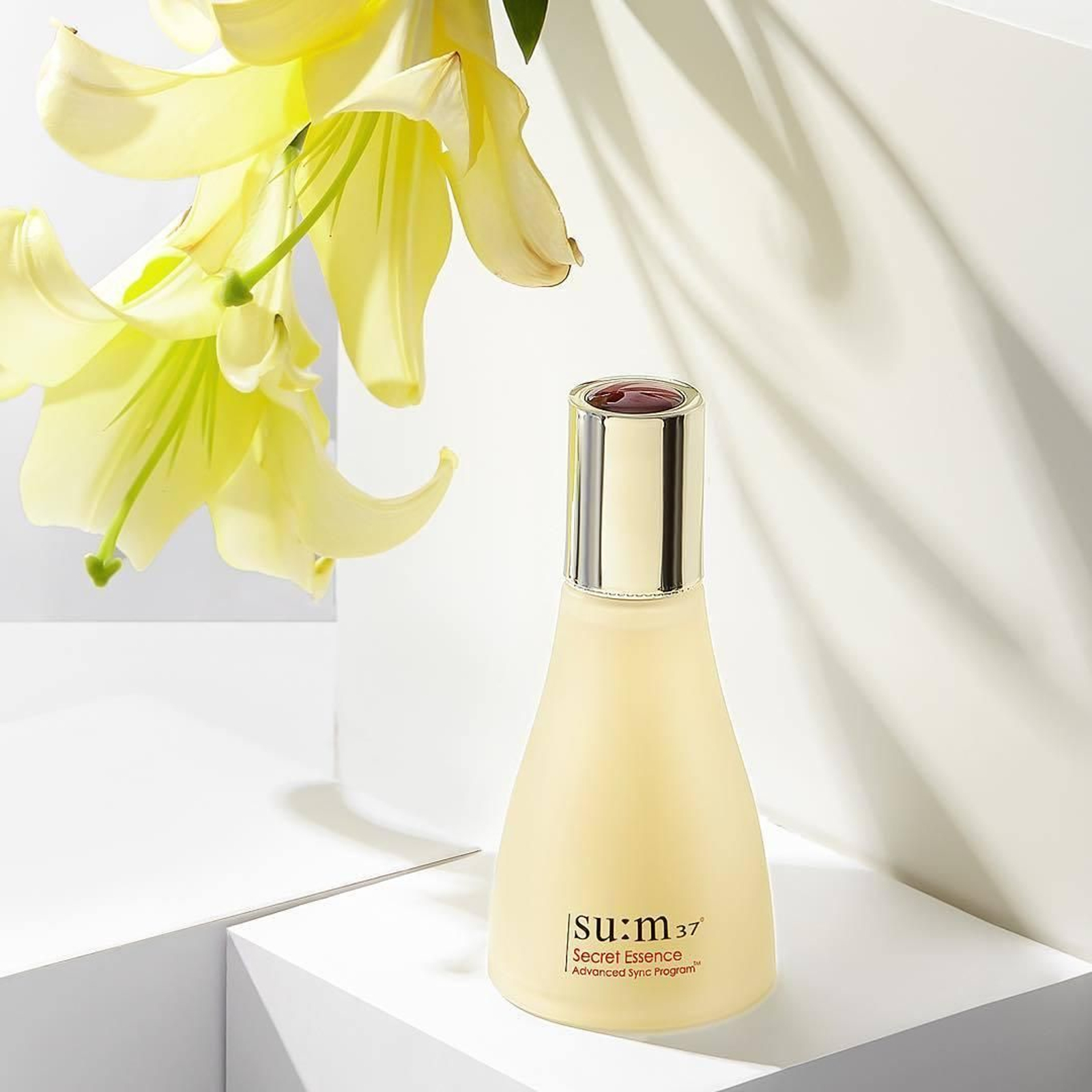 La esencia Secret Essence de Su:m 37 es un producto de culto de la belleza coreana.