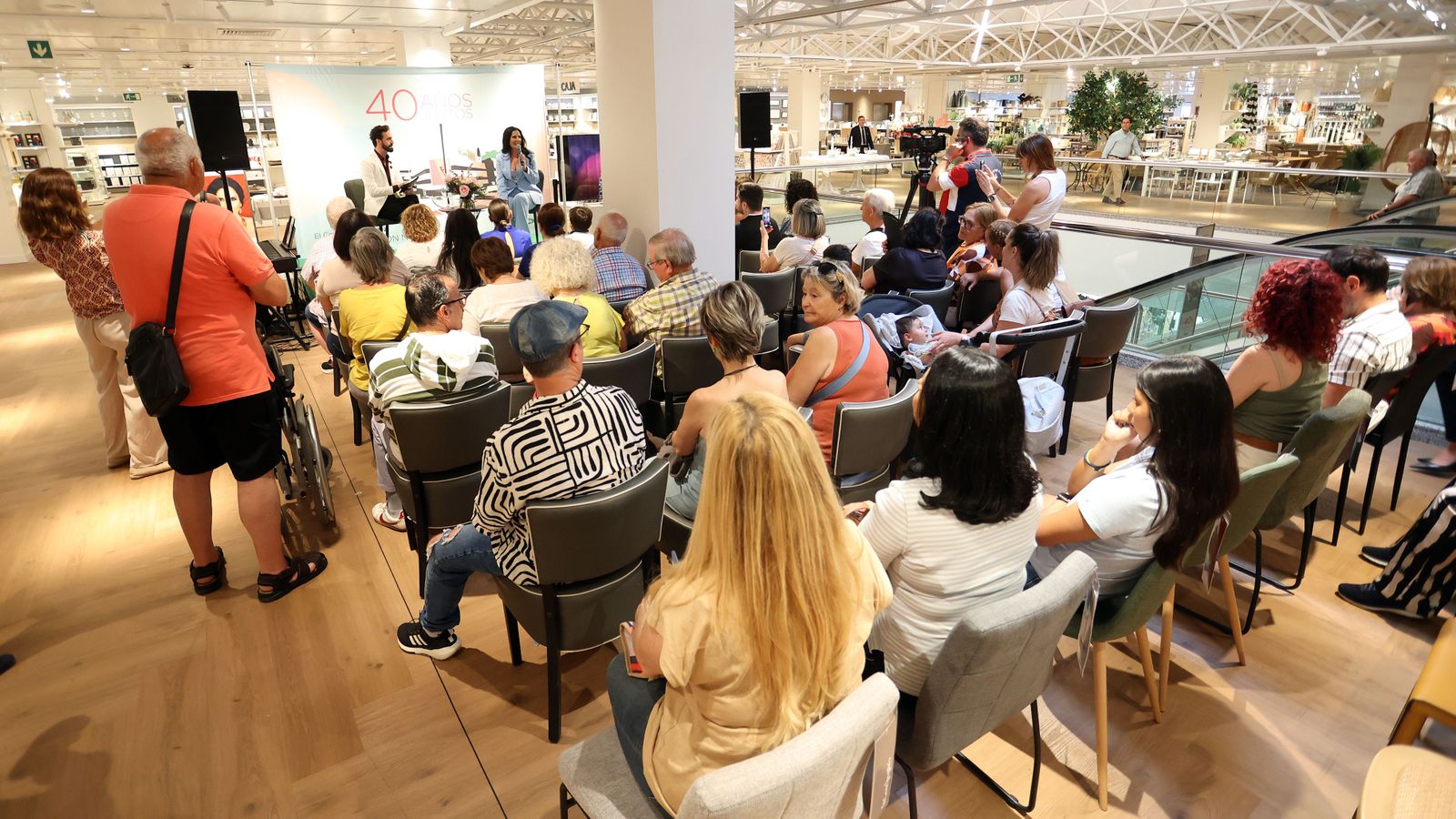 Diana Navarro, en El Corte Inglés de Jerez por el 40 aniversario