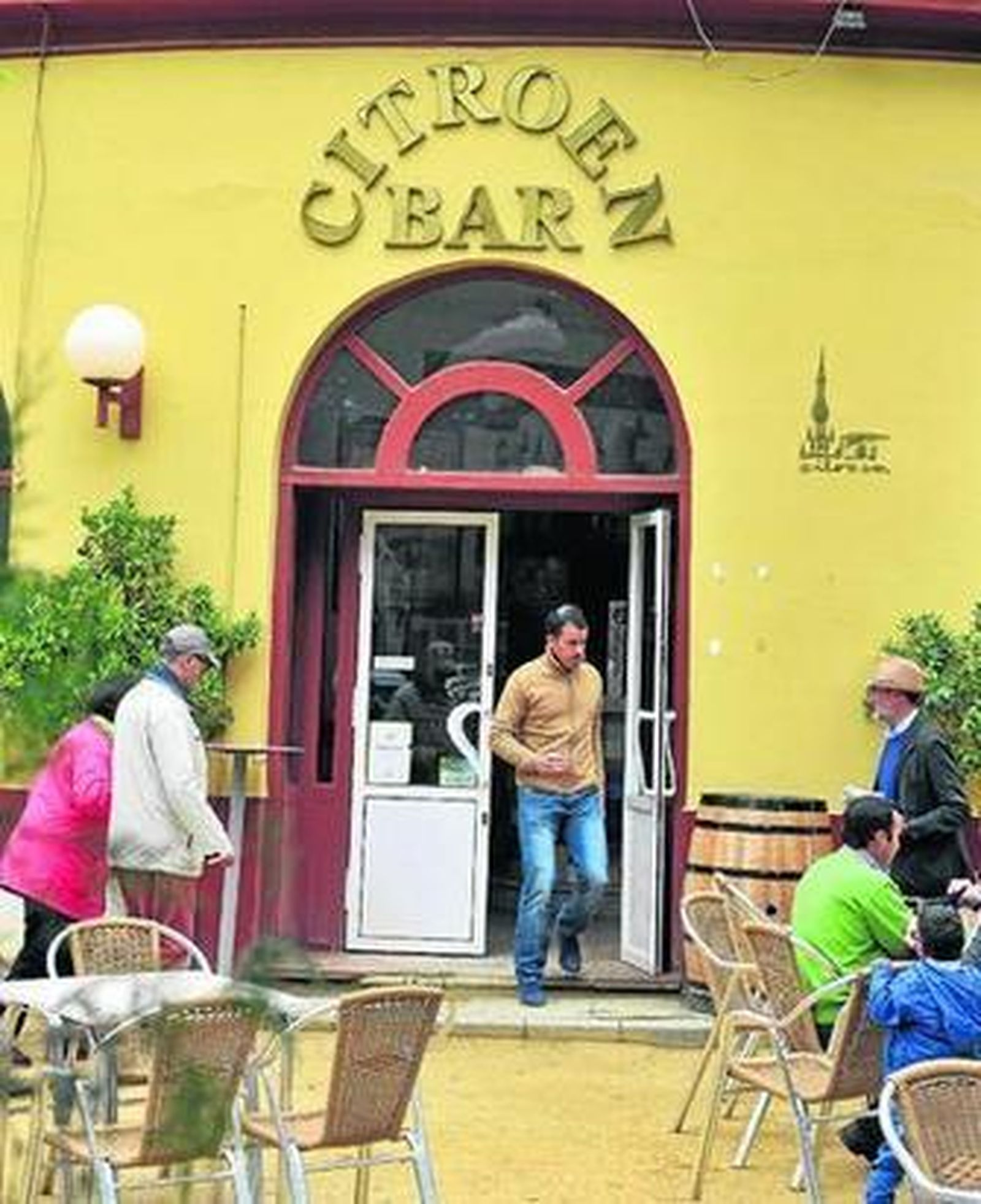 Fachada principal del bar Citroen, en el Parque de María Luisa.