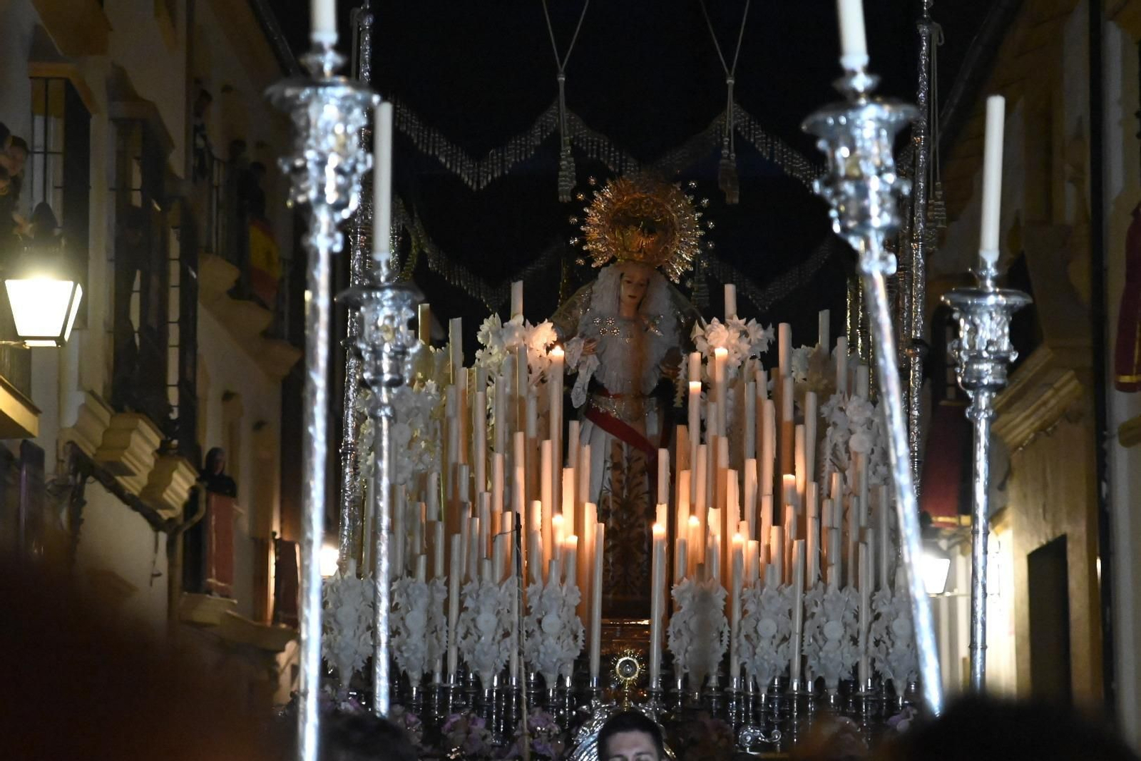 El íntimo traslado del Prendimiento en este Martes Santo de Córdoba, en imágenes