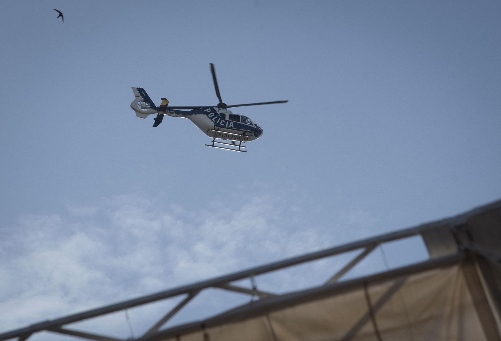 La aeronave de la Policía Nacional surcando el cielo de Sevilla en la tarde de ayer.