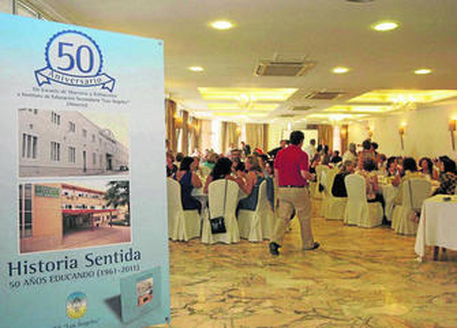 El comedor del Gran Hotel Almería estaba lleno de comensales.