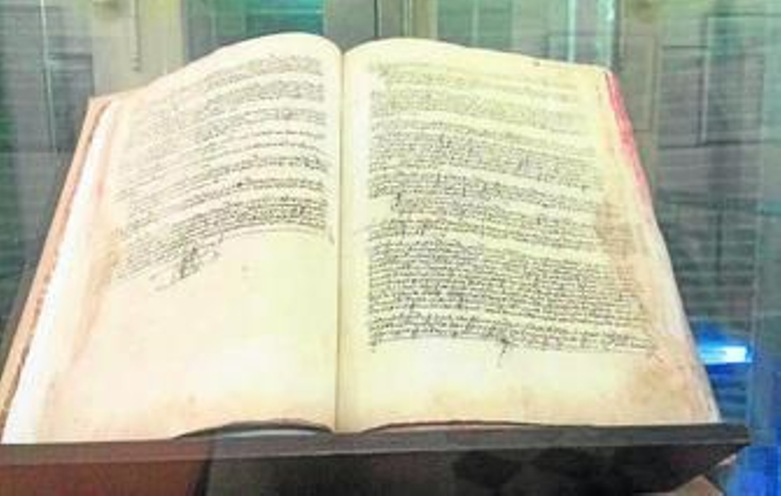 El volumen del siglo XV, expuesto en el Archivo Municipal de Málaga.