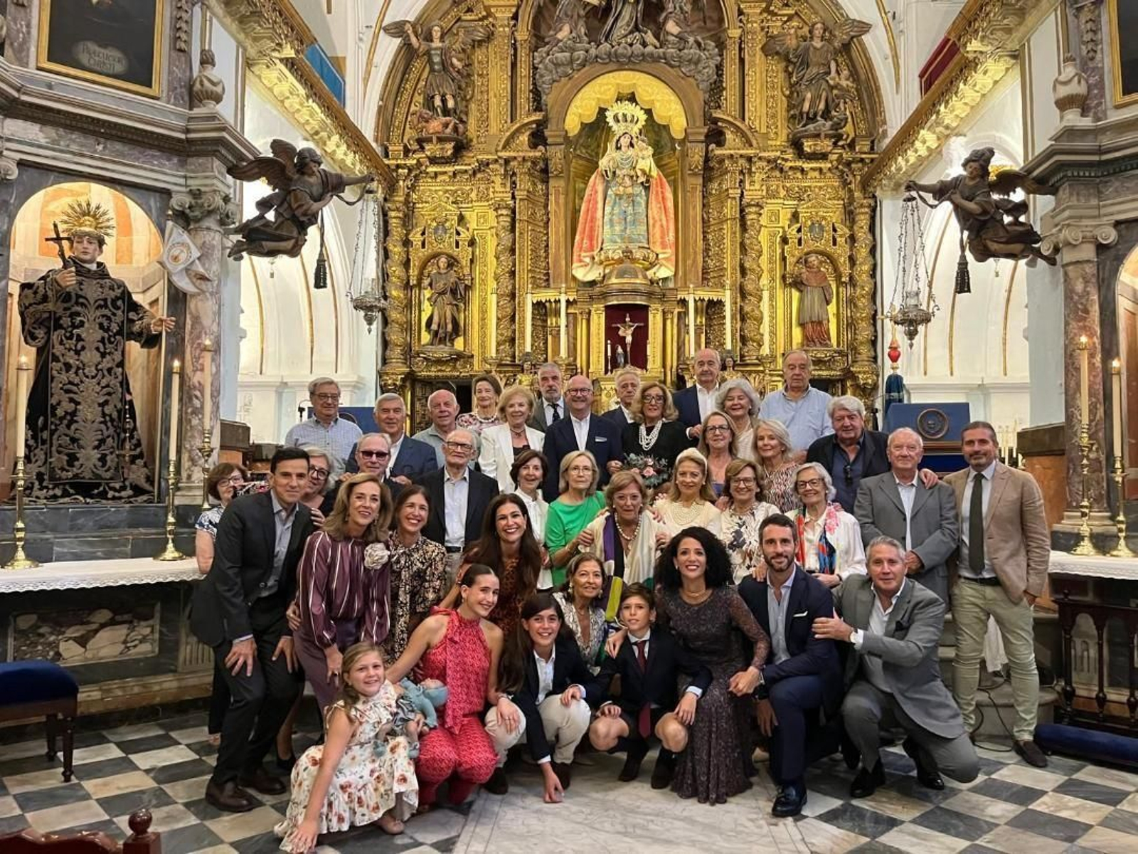 La familia Sacaluga Cornejo junto a un grupo de familiares y amigos durante la celebración de los cincuenta años del matrimonio en la iglesia de San Juan De Dios.