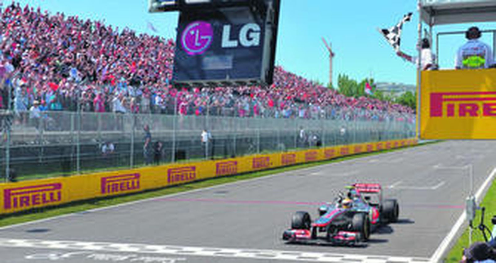 Lewis Hamilton cruza la línea de meta jaleado por los miles de aficionados que poblaban la grada principal del circuito Gilles Villeneuve.