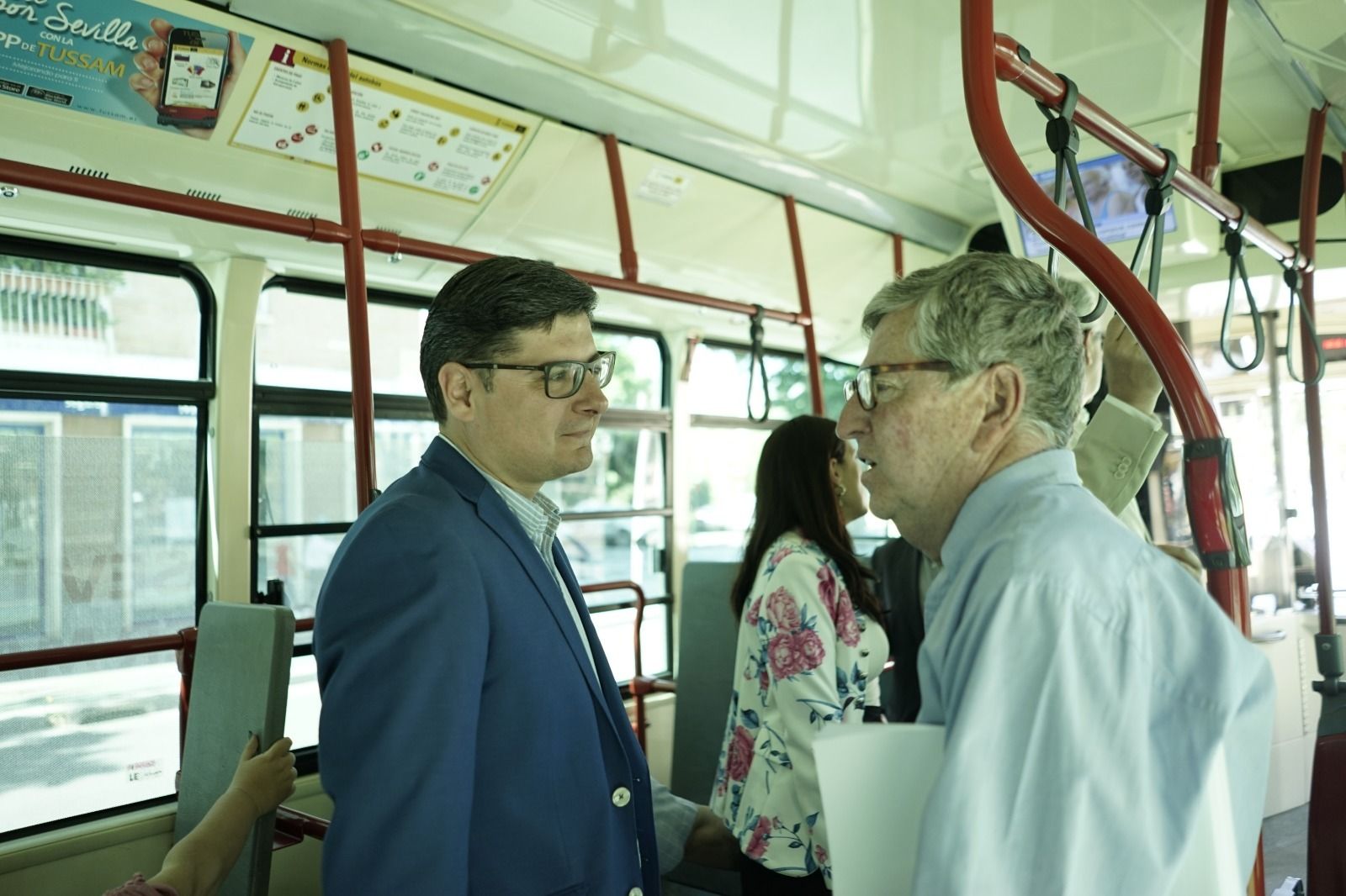 Pimentel viaja en un autobús de Tussam.