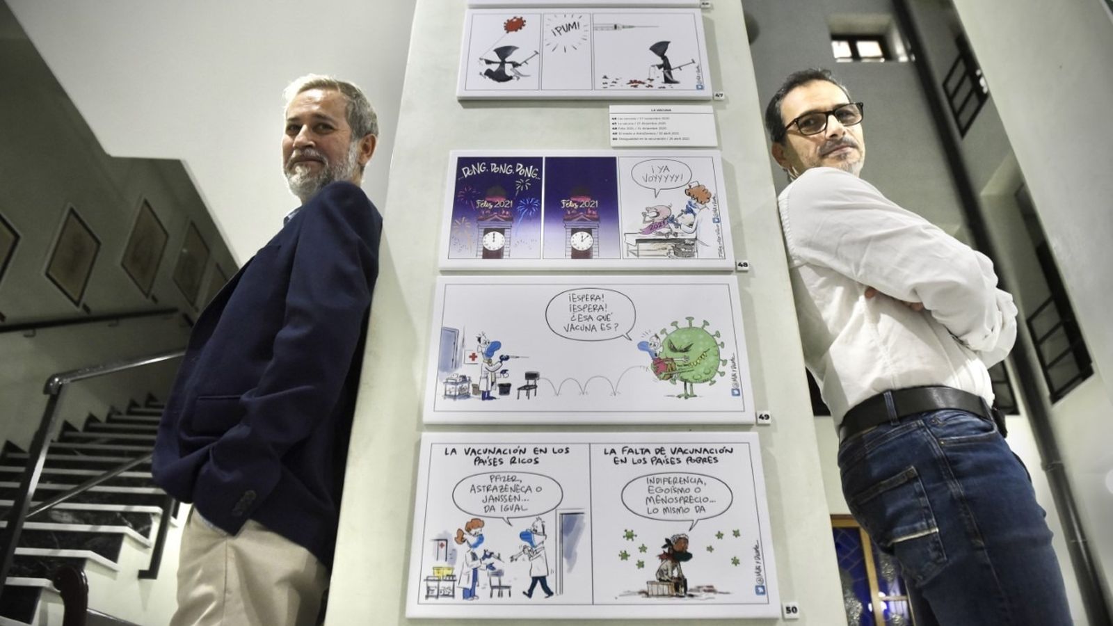 Los autores, junto a viñetas del libro ‘Crónica de una pandemia’.