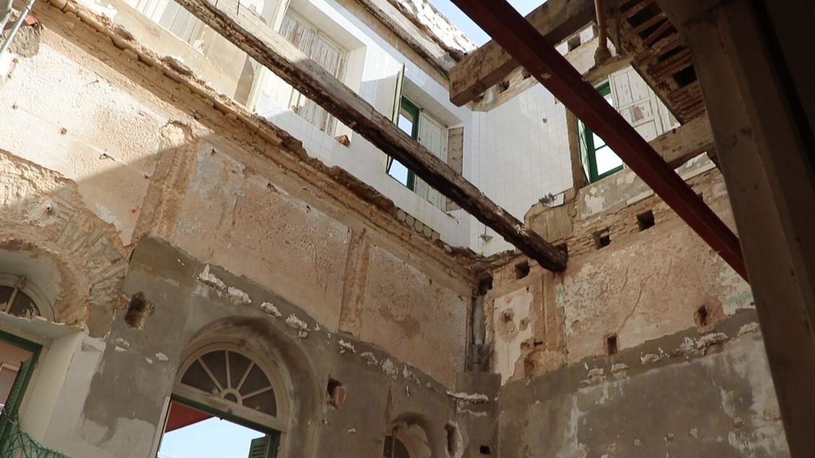 Betilo reclama  que se haga un informe sobre  el edificio.