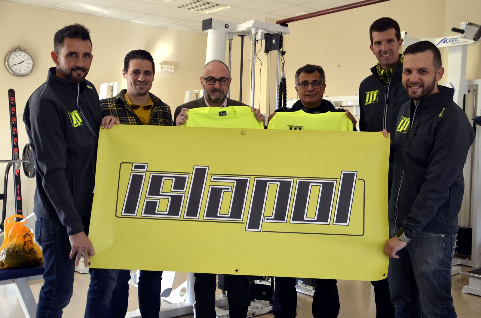 La junta directiva de Islapol junto al concejal de Seguridad Ciudadana y el jefe de la Policía Local.