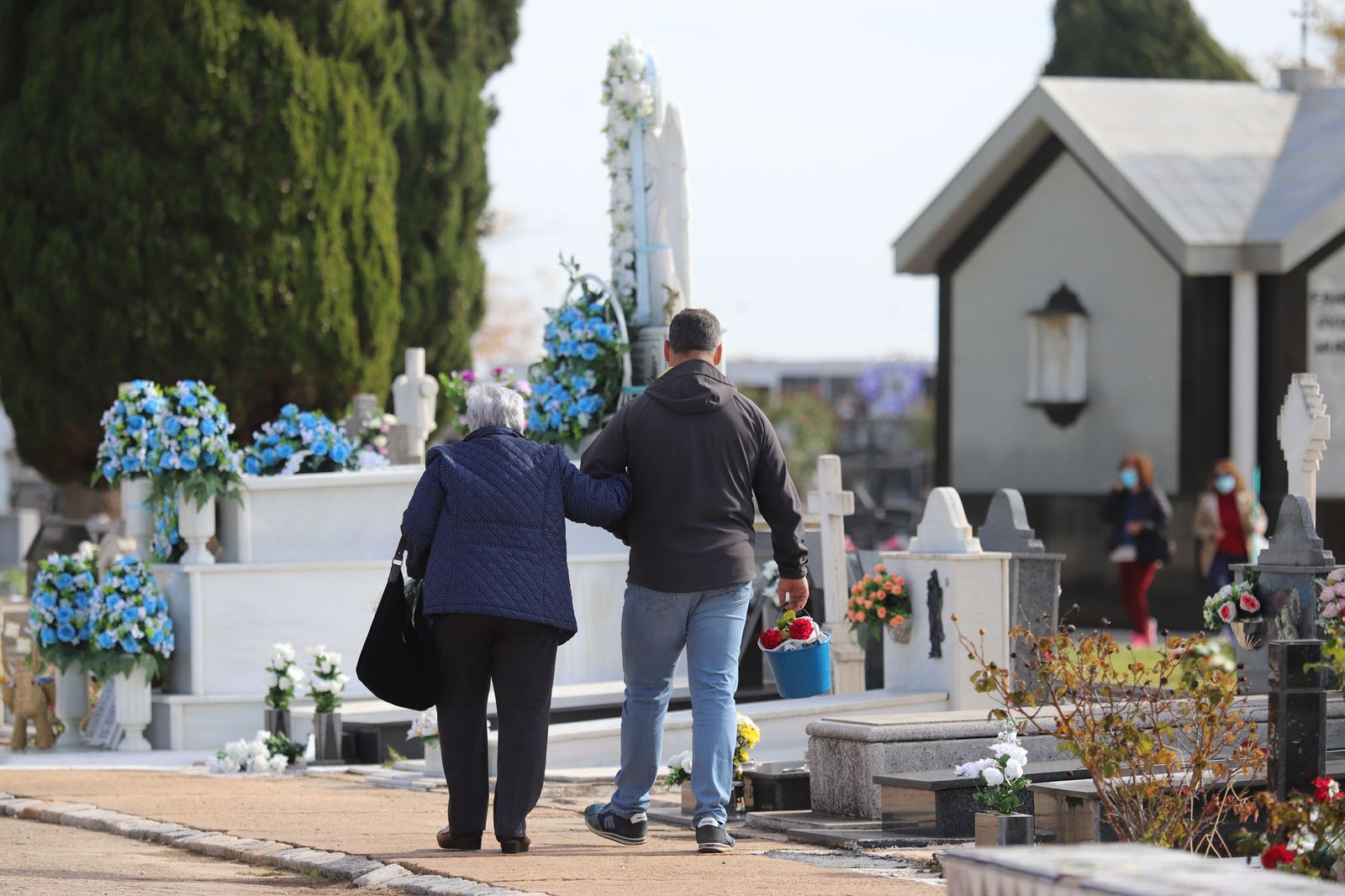 Imágenes de los preparativos en el cementerio de Huelva con motivo de la festividad de Todos los Santos