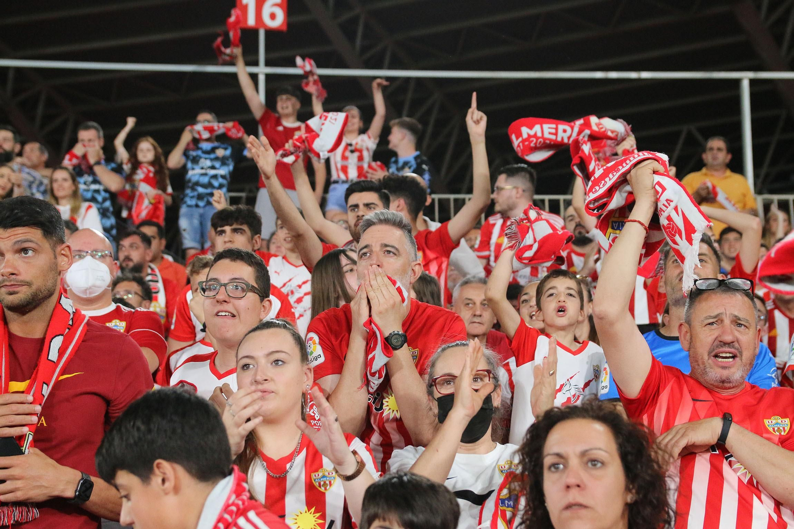 Las imágenes de la decepción de los aficionados del Almería