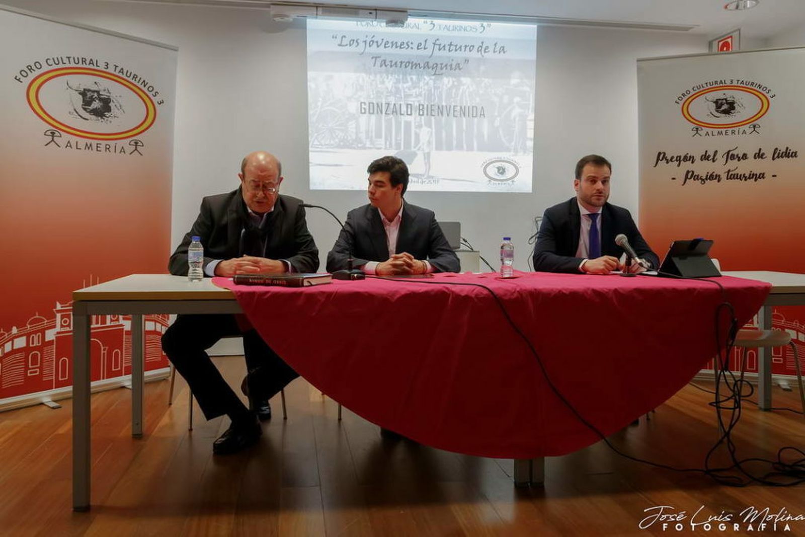 Charla sobre el futuro de la tauromaquia con Gonzalo Bienvenida.