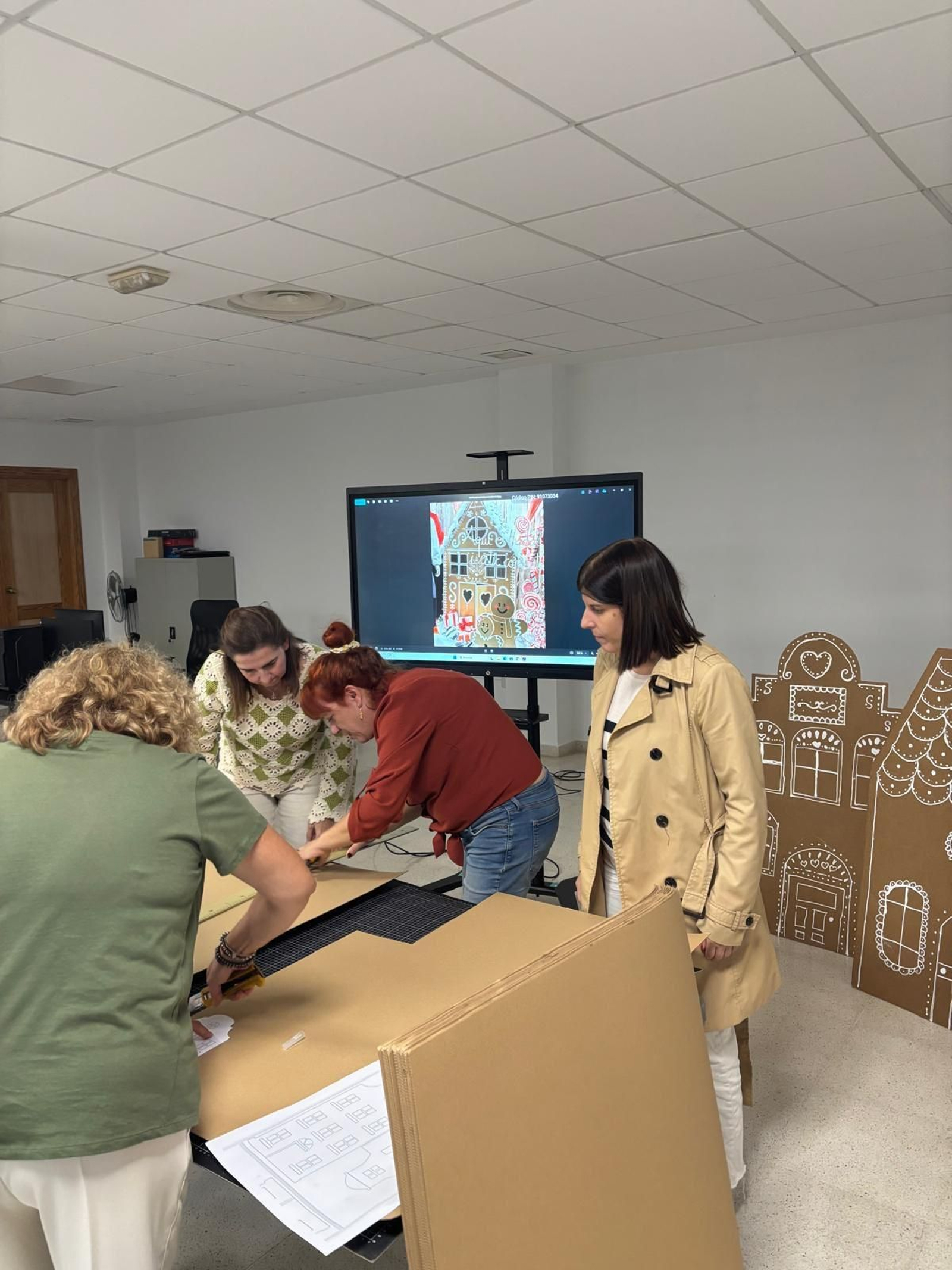 Comerciantes huercalenses han aprendido técnicas para decorar sus escaparates estas navidades.