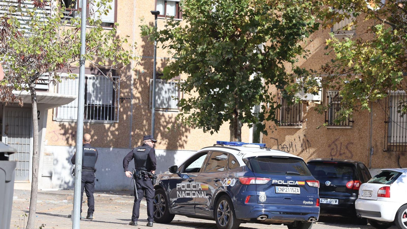 Dos agentes de la Policía Nacional velan por la seguridad este lunes en El Torrejón. Dos agentes de la Policía Nacional velan por la seguridad este lunes en El Torrejón.