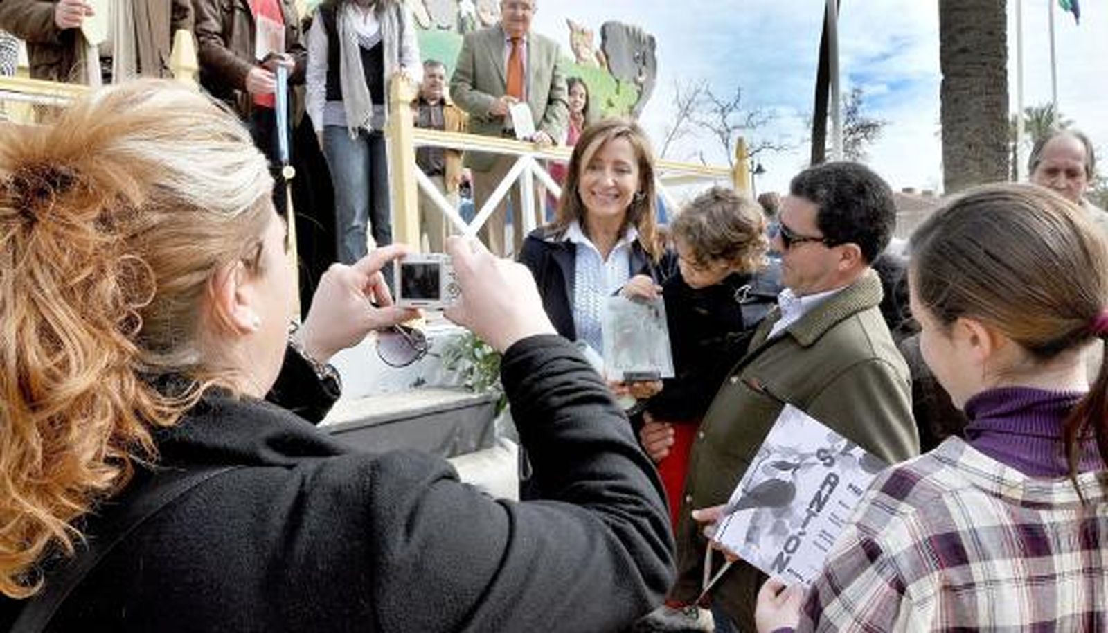 El parque González Hontoria acoge un año más la festividad de San Antón en el que los perros protagonizan la celebración pues de los 800 animales inscritos 600 eran canes.

Foto: Manu Garcia
