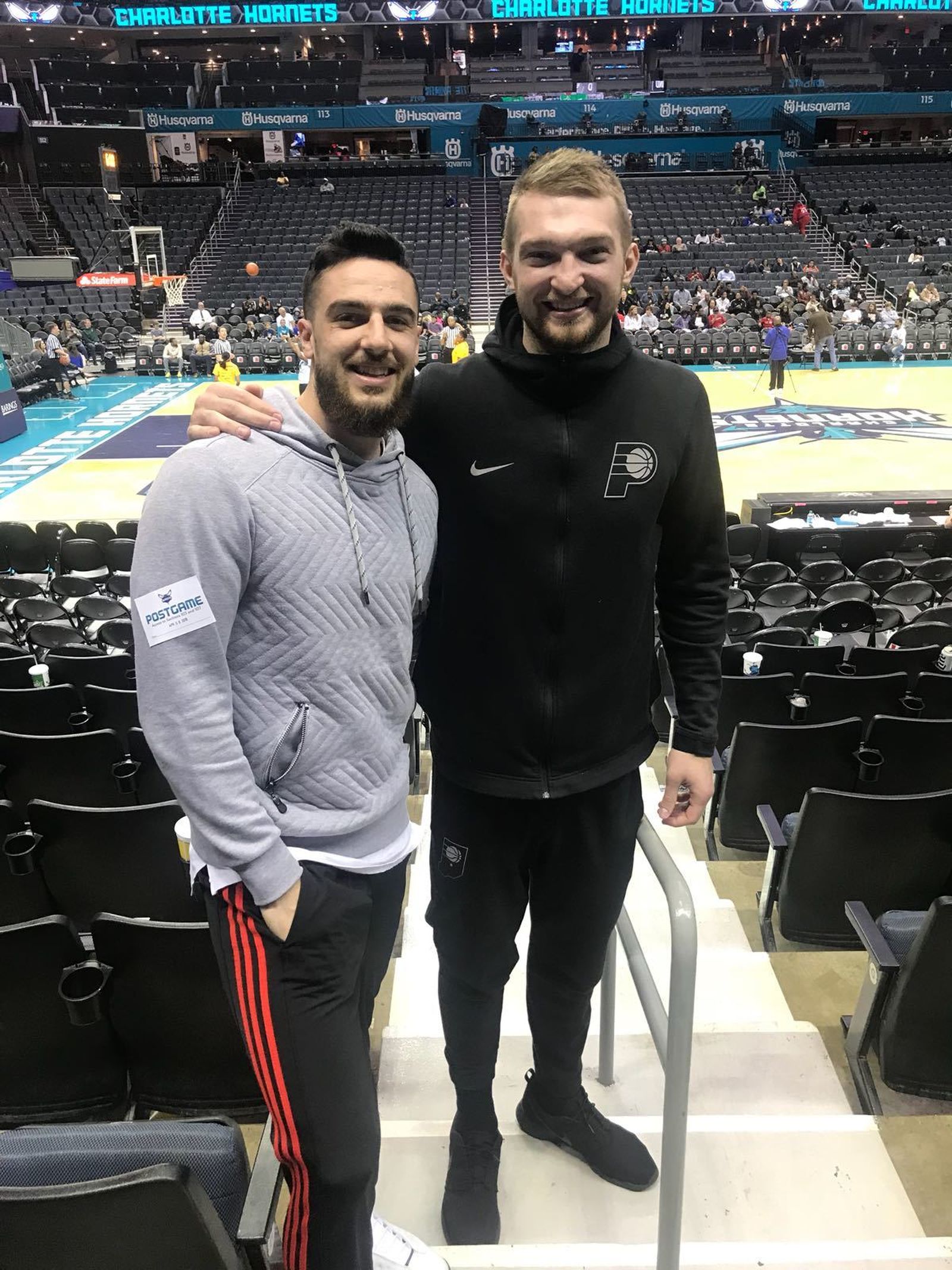Francis Alonso y Domas Sabonis, en el Spectrum Center de Charlotte.