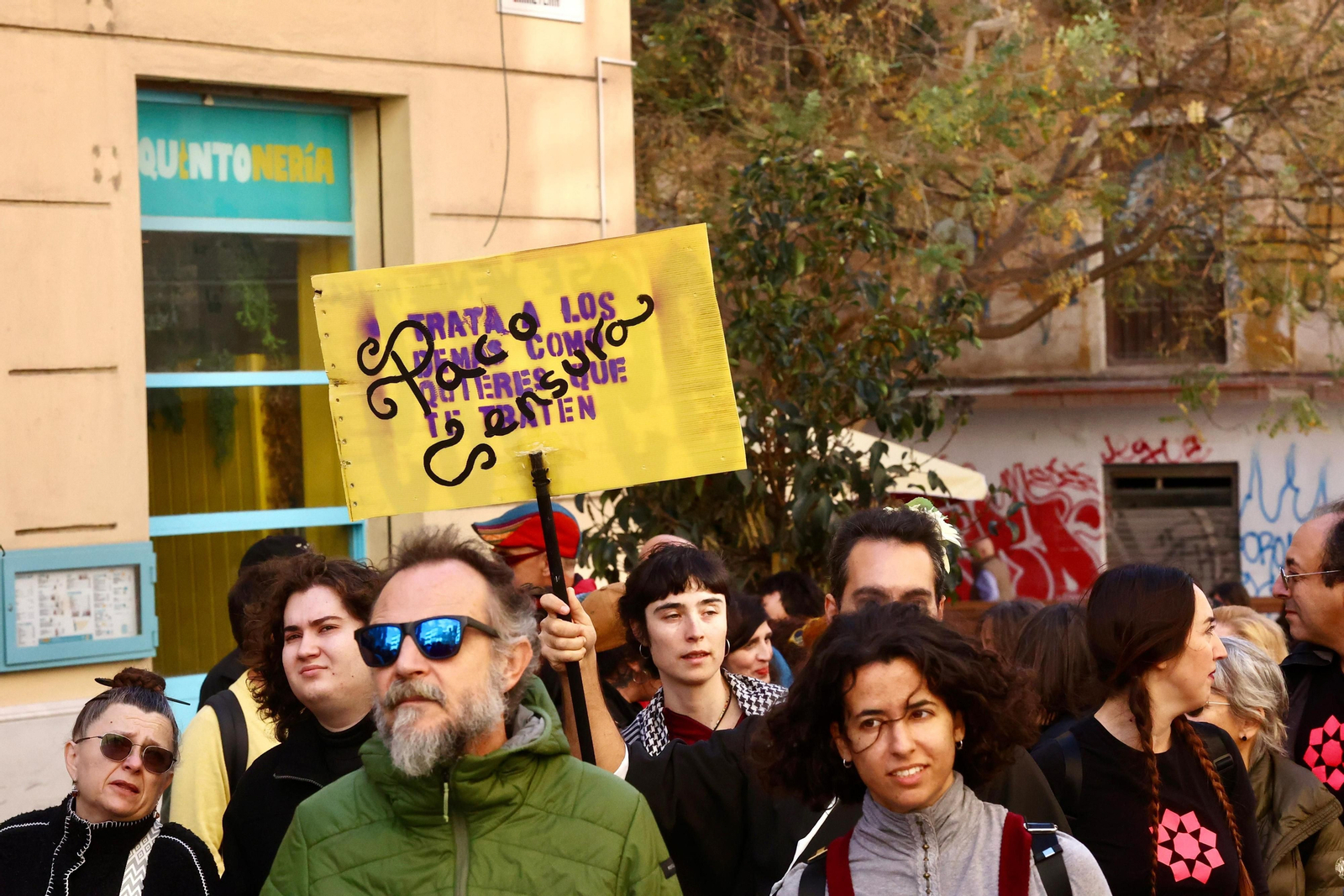 Cientos de personas salen a las calles de Málaga en apoyo a La Invisible, en fotos