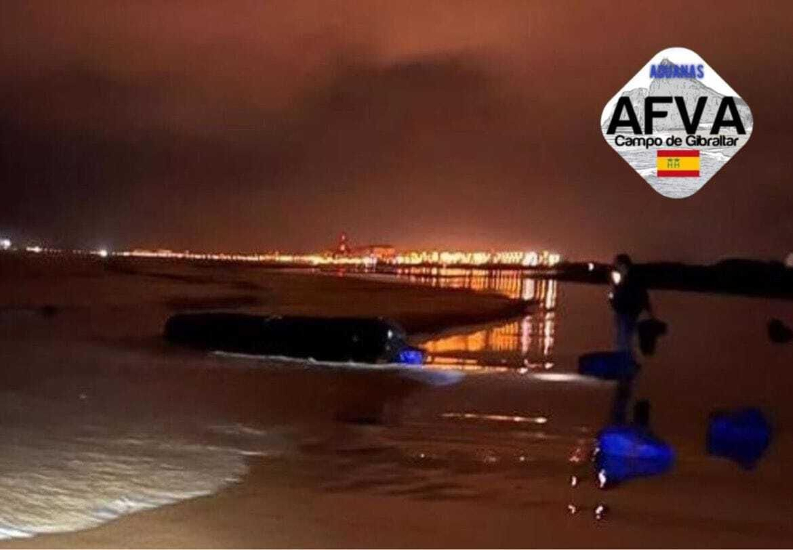 Un agente de Vigilancia Adunera, junto a los fardos y la narcolancha.