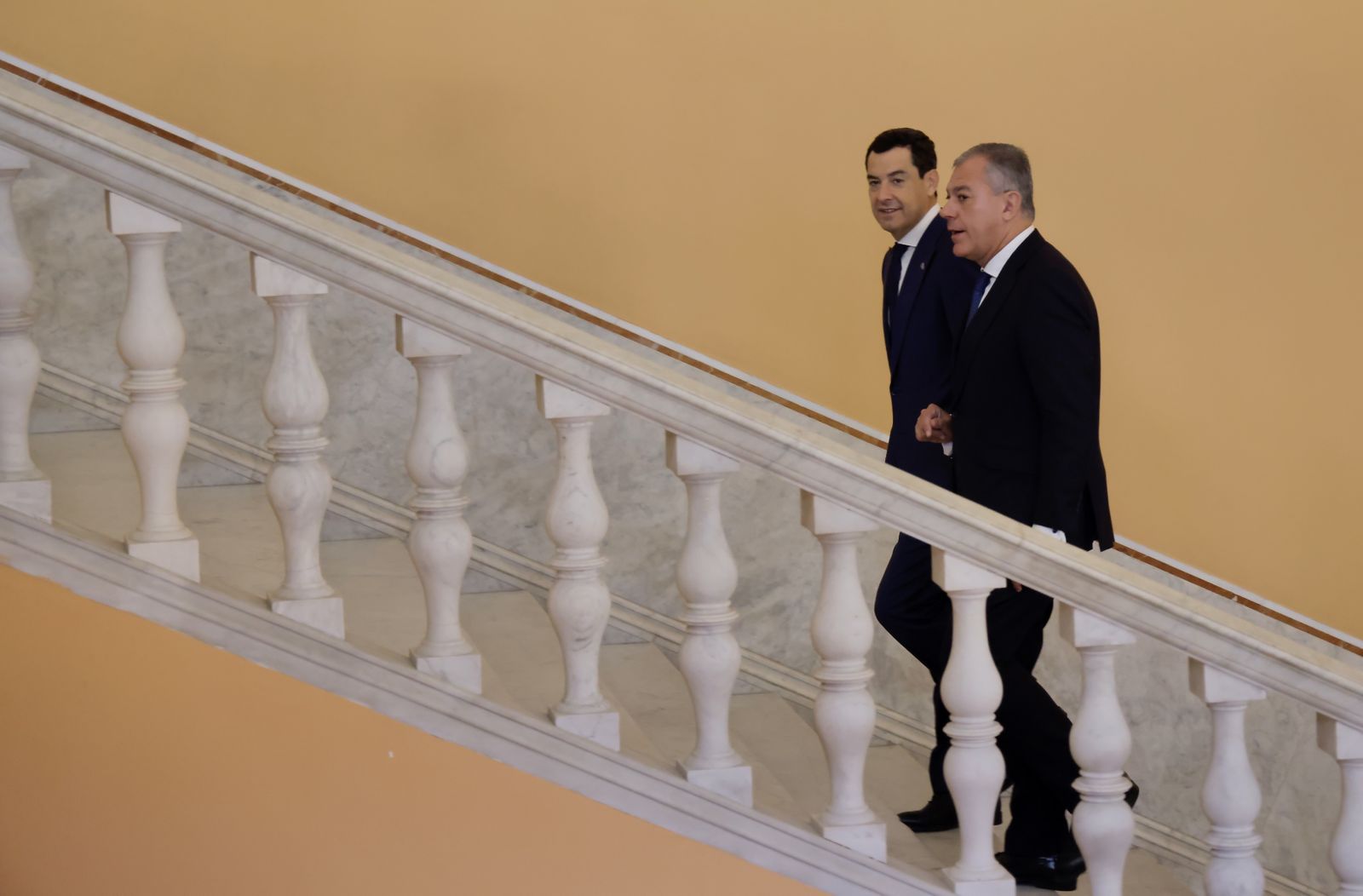 Moreno y Sanz suben unas escaleras del Ayuntamiento de Sevilla.
