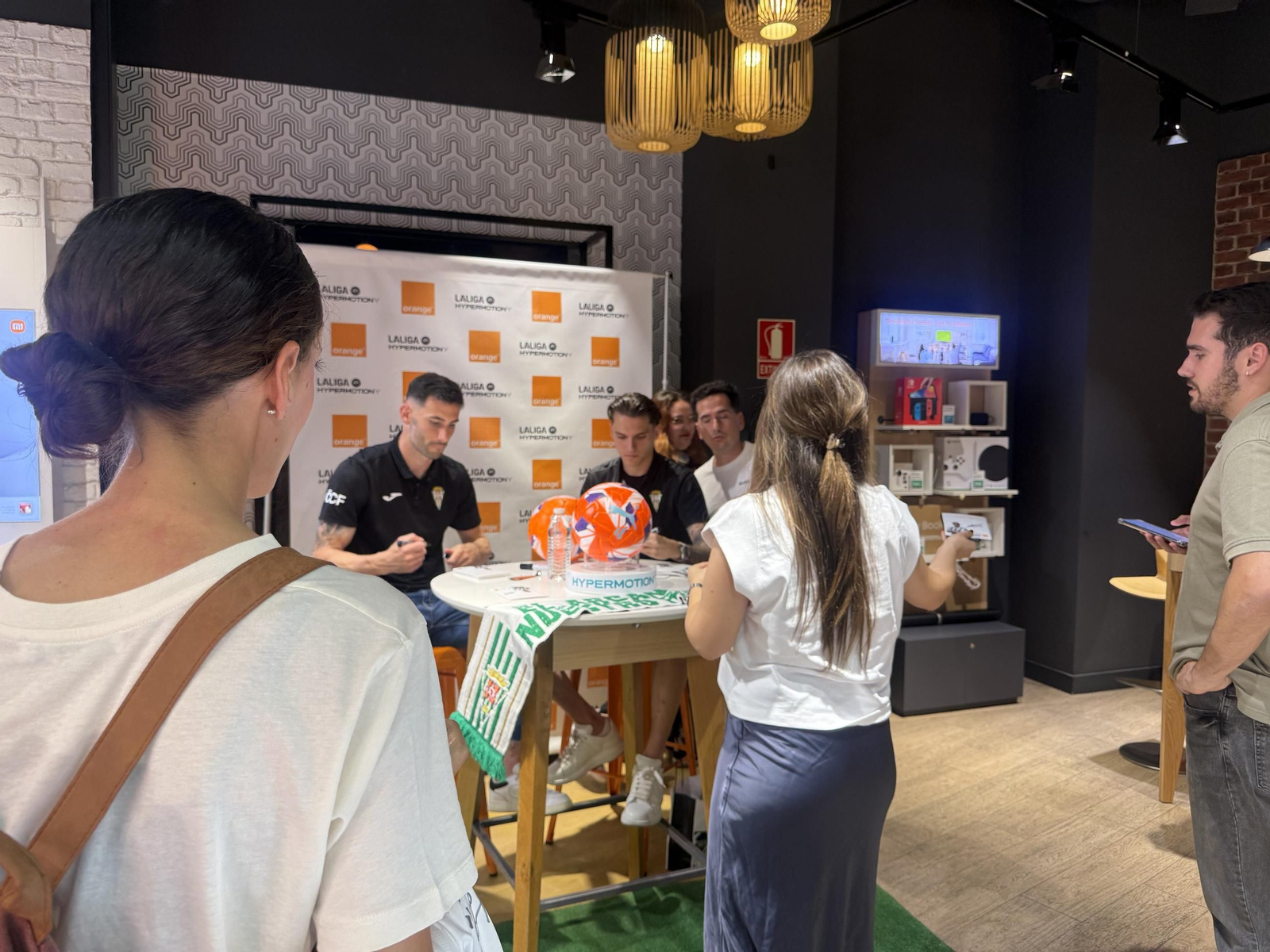 La afición del Córdoba CF enloquece con Álex Sala y Albarrán en el centro de la ciudad